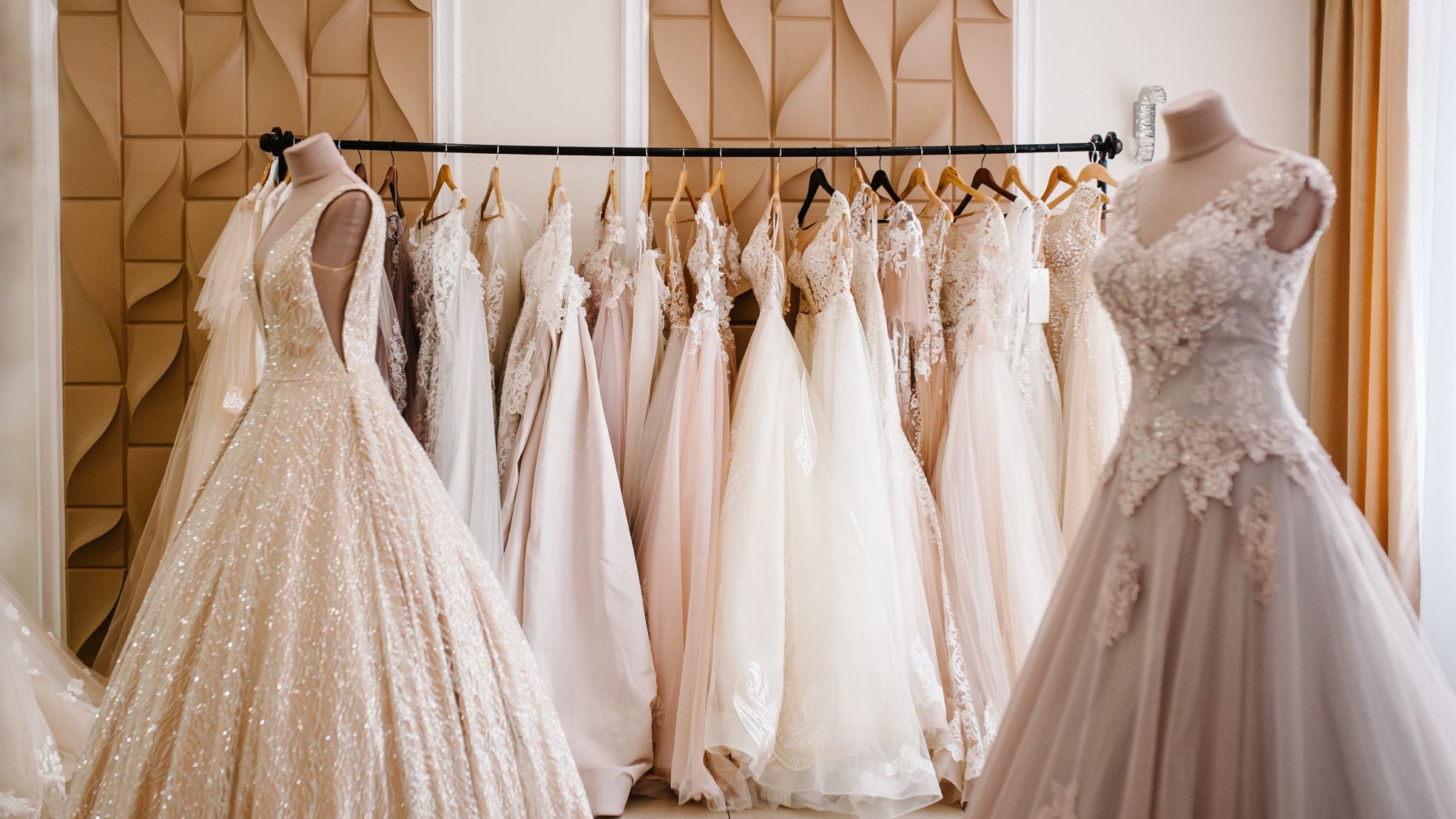 Blik in een bruidswinkel. Blik in een bruidswinkel. Foto: Shutterstock