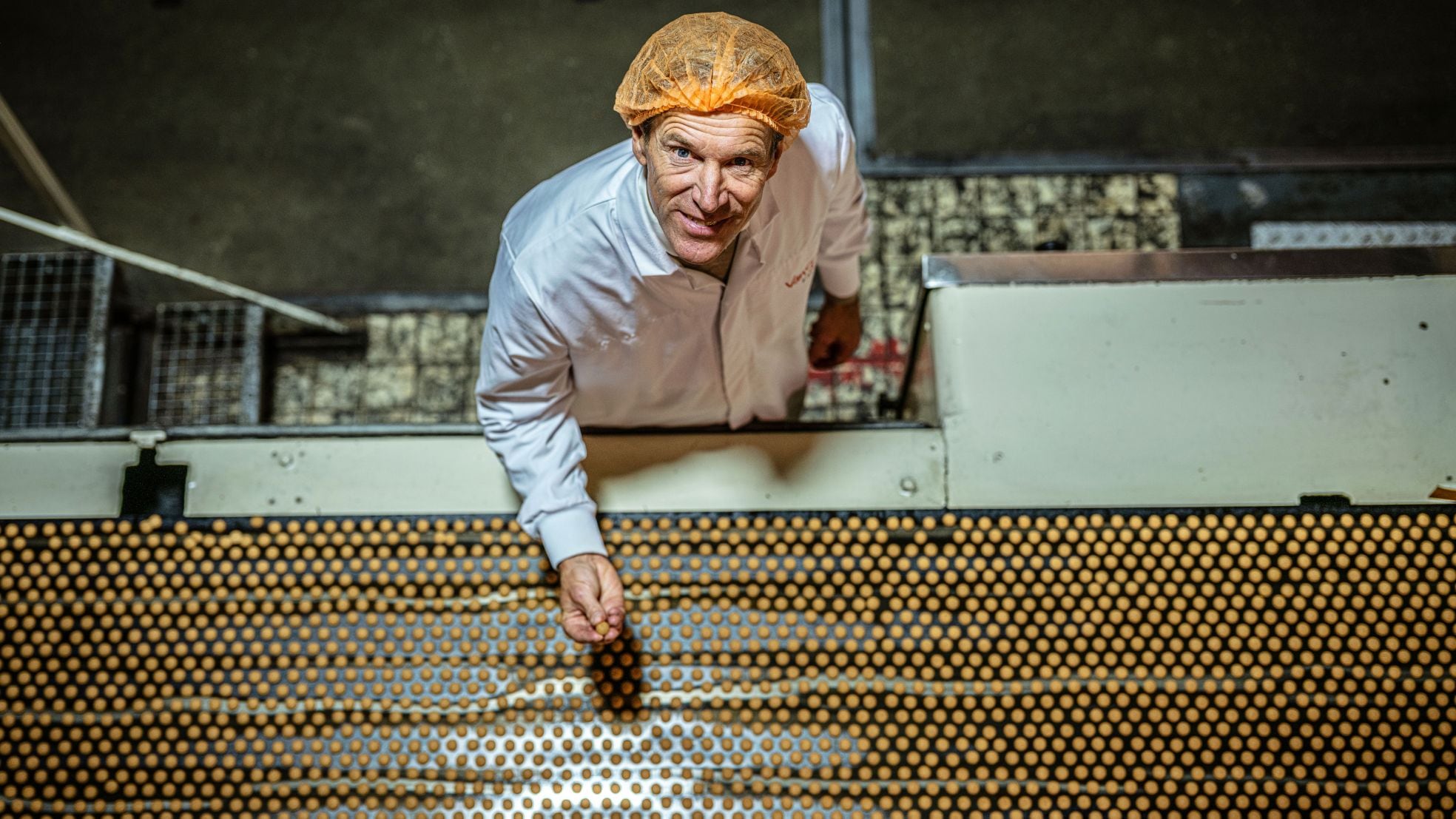 Oscar de Lange in zijn pepernotenfabriek. Oscar de Lange in zijn pepernotenfabriek. Foto: Marlies Wessels