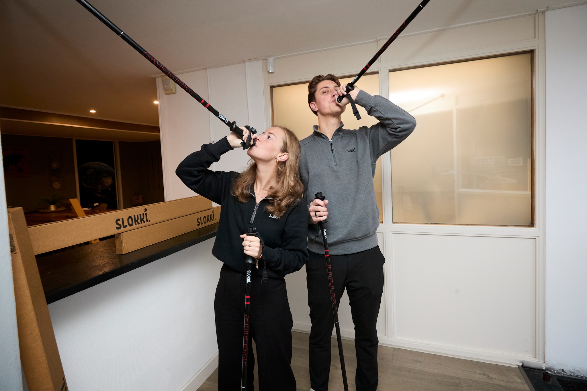 Corlinde Hubregtse en Tom Vroomen hebben het bedrijf Slokki opgericht. Ze verkopen skistokken met daarin een drankreservoir. Corlinde Hubregtse en Tom Vroomen hebben het bedrijf Slokki opgericht. Ze verkopen skistokken met daarin een drankreservoir. Foto: Thijn Vorstenbosch/DCI Media