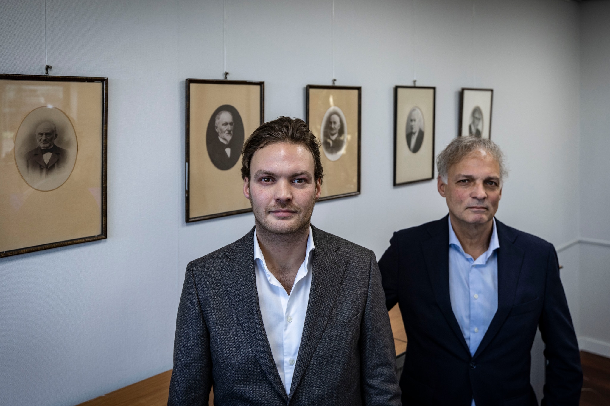 Ronald (rechts) en Roderik Zwartz voor de wand met foto’s van hun voorvaderen. Ronald (rechts) en Roderik Zwartz voor de wand met foto’s van hun voorvaderen. Foto: Robin Hilberink