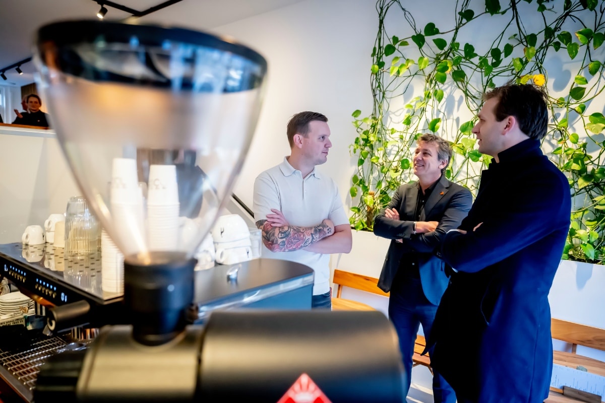 Simon Colijn met Jacco Vonhof (MKB Nederland) en EZ-minister Vincent Karremans.  Simon Colijn met Jacco Vonhof (MKB Nederland) en EZ-minister Vincent Karremans. Foto: Robin Utrecht