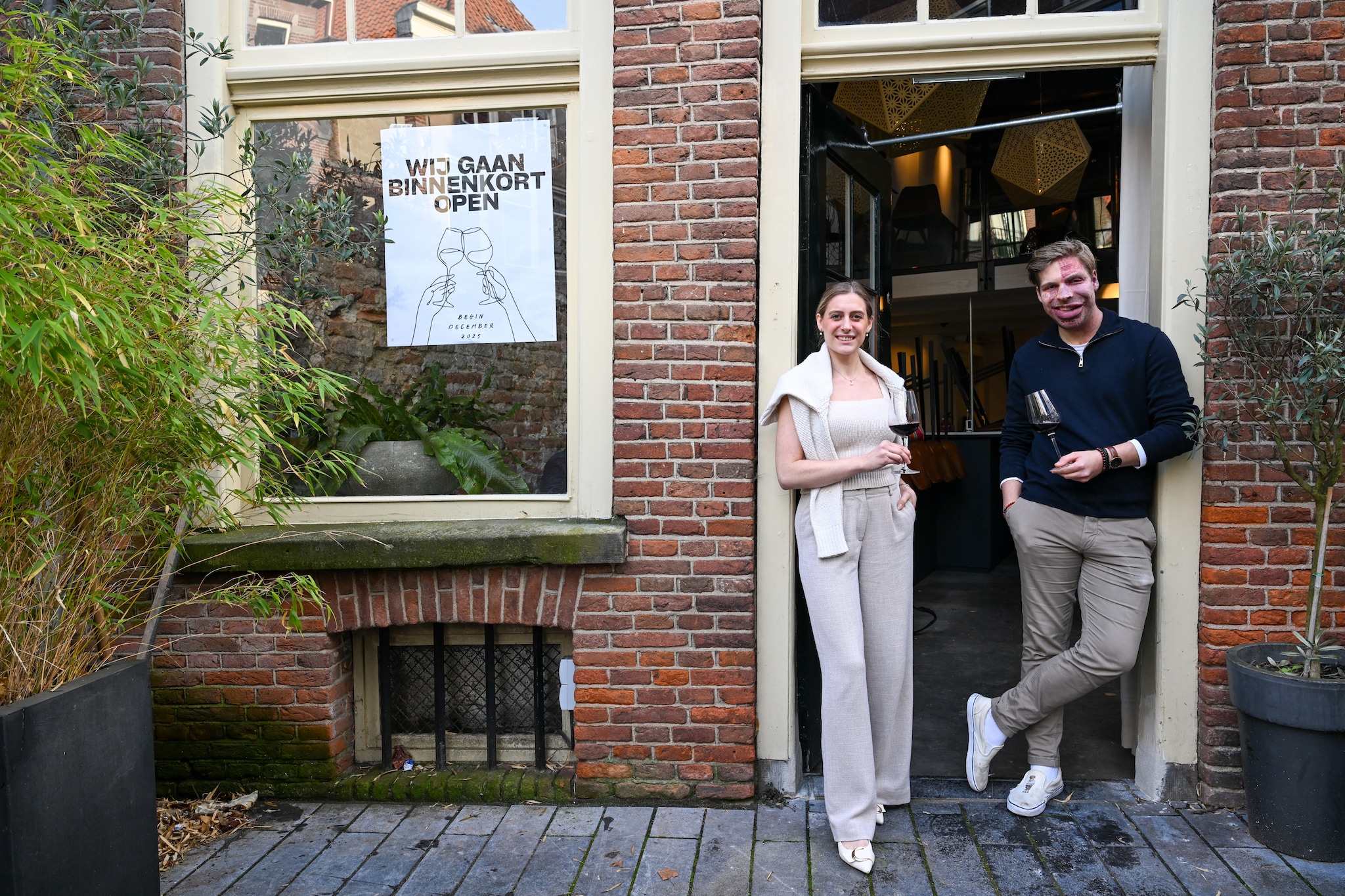 Jasmijn en Mees Kwakkelaar in de deuropening van Wijnbar Jij en Ik. Jasmijn en Mees Kwakkelaar in de deuropening van Wijnbar Jij en Ik. Foto: Frank Mossink