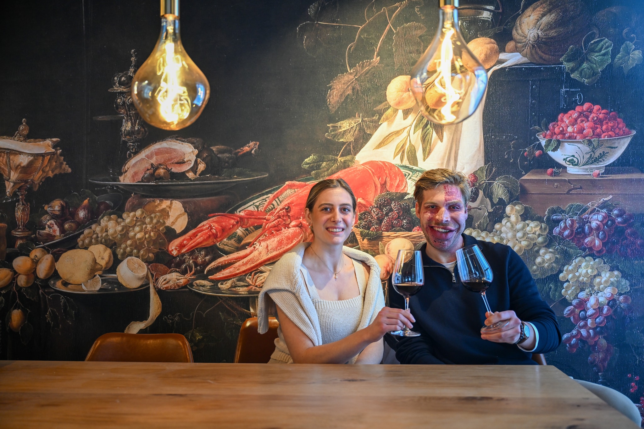 Boven, aan de gastentafel Aan de gastentafel. Foto: Frank Mossink