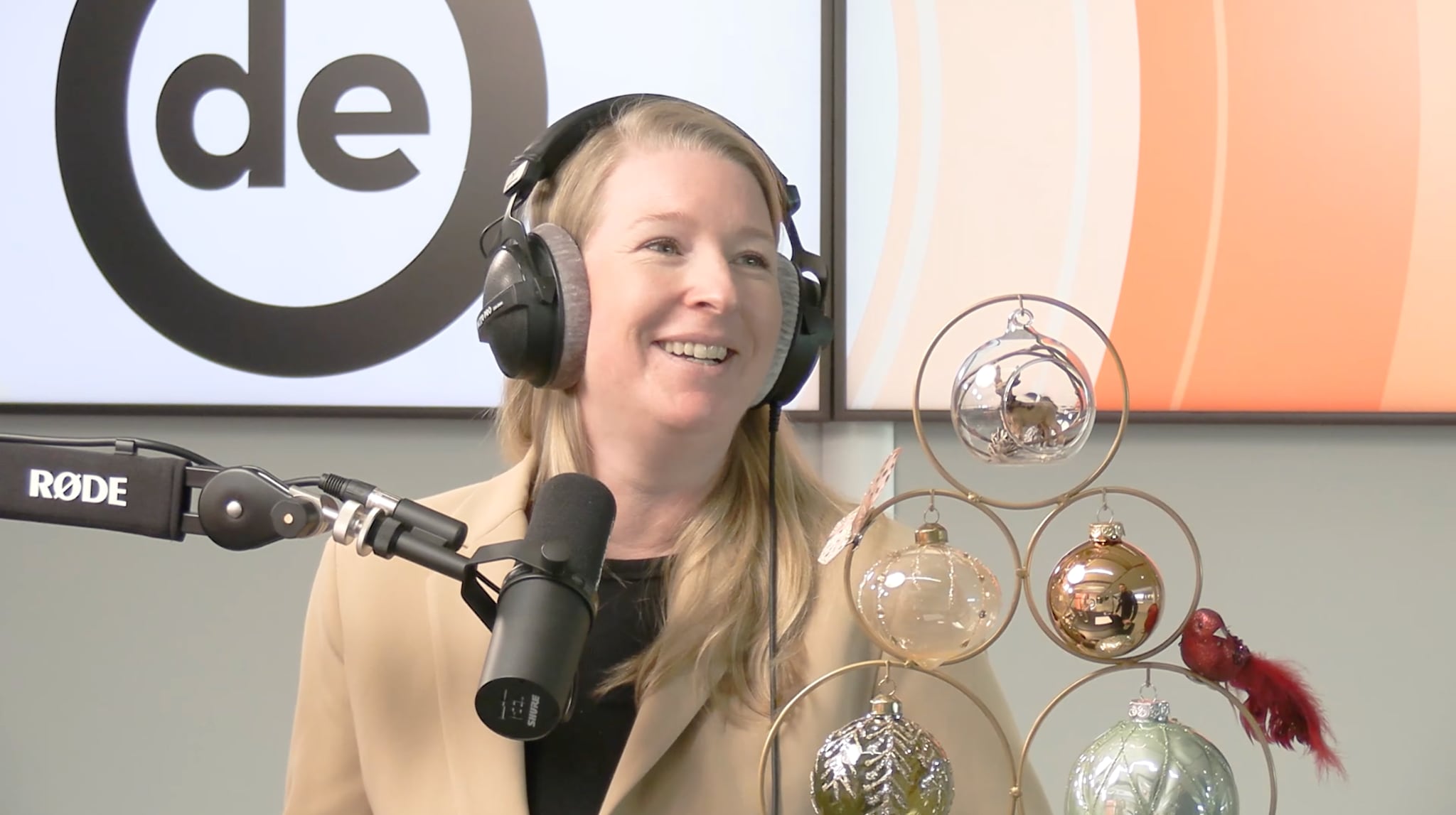 Stephanie met kerstballen in De Ondernemer Live. Foto: eigen beeld Stephanie met kerstballen in De Ondernemer Live. Foto: eigen beeld