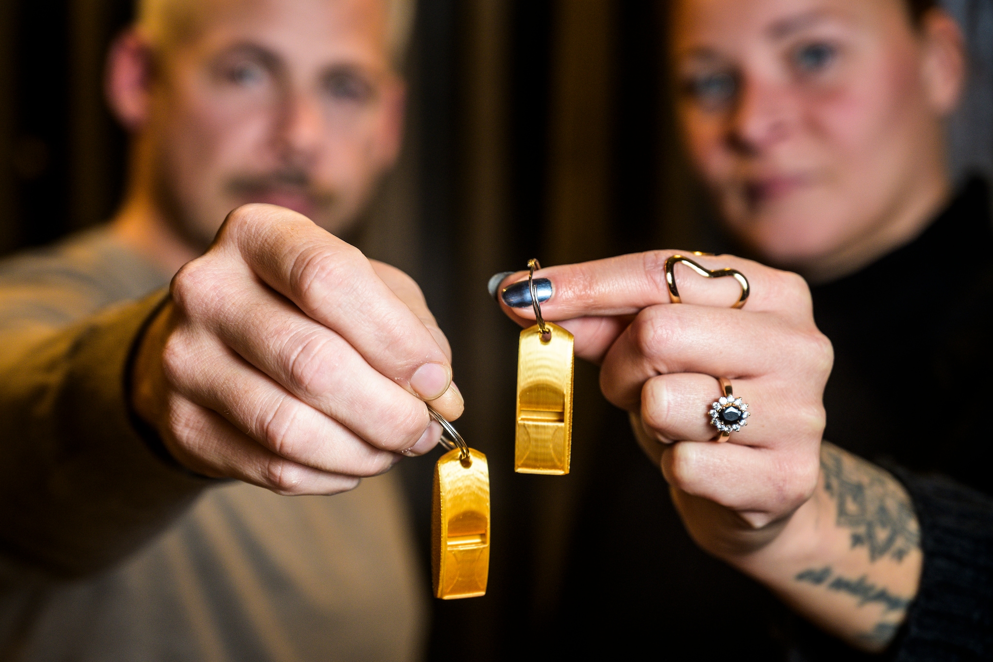 Maraya en Jordy Leussink maken fluitjes die bedoelt zijn om een noodsignaal te geven als je je onveilig voelt. Er komt zo’n dosis geluid uit, dat het van een kilometer afstand hoorbaar is. Maraya en Jordy Leussink maken fluitjes die bedoelt zijn om een noodsignaal te geven als je je onveilig voelt. Er komt zo’n dosis geluid uit, dat het van een kilometer afstand hoorbaar is. Foto: Reinier van Willigen