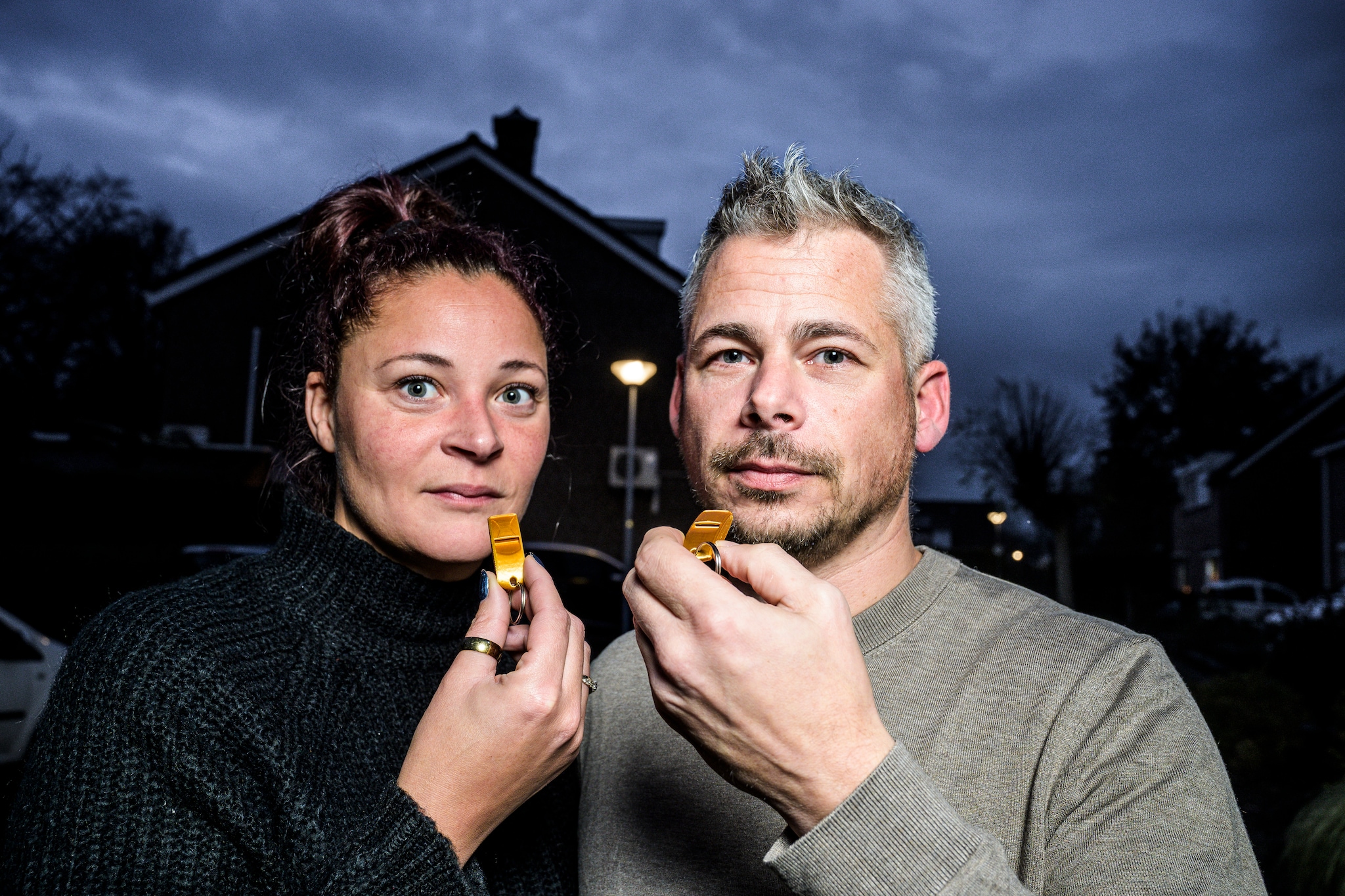 Maraya en Jordy Leussink maken fluitjes die je kunt gebruiken als je je onveilig voelt. „Het schrikt af én het is een noodsignaal.” Maraya en Jordy Leussink maken fluitjes die je kunt gebruiken als je je onveilig voelt. „Het schrikt af én het is een noodsignaal.” Foto: Reinier van Willigen