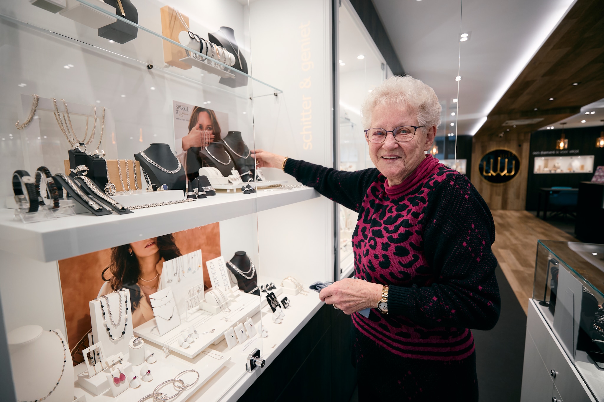 To Wijnen (90) werkt nog altijd in de juwelierszaak die ze 65 jaar geleden met haar man opende. To Wijnen (90) werkt nog altijd in de juwelierszaak die ze 65 jaar geleden met haar man opende.Foto: Thijn Vorstenbosch/DCI Media