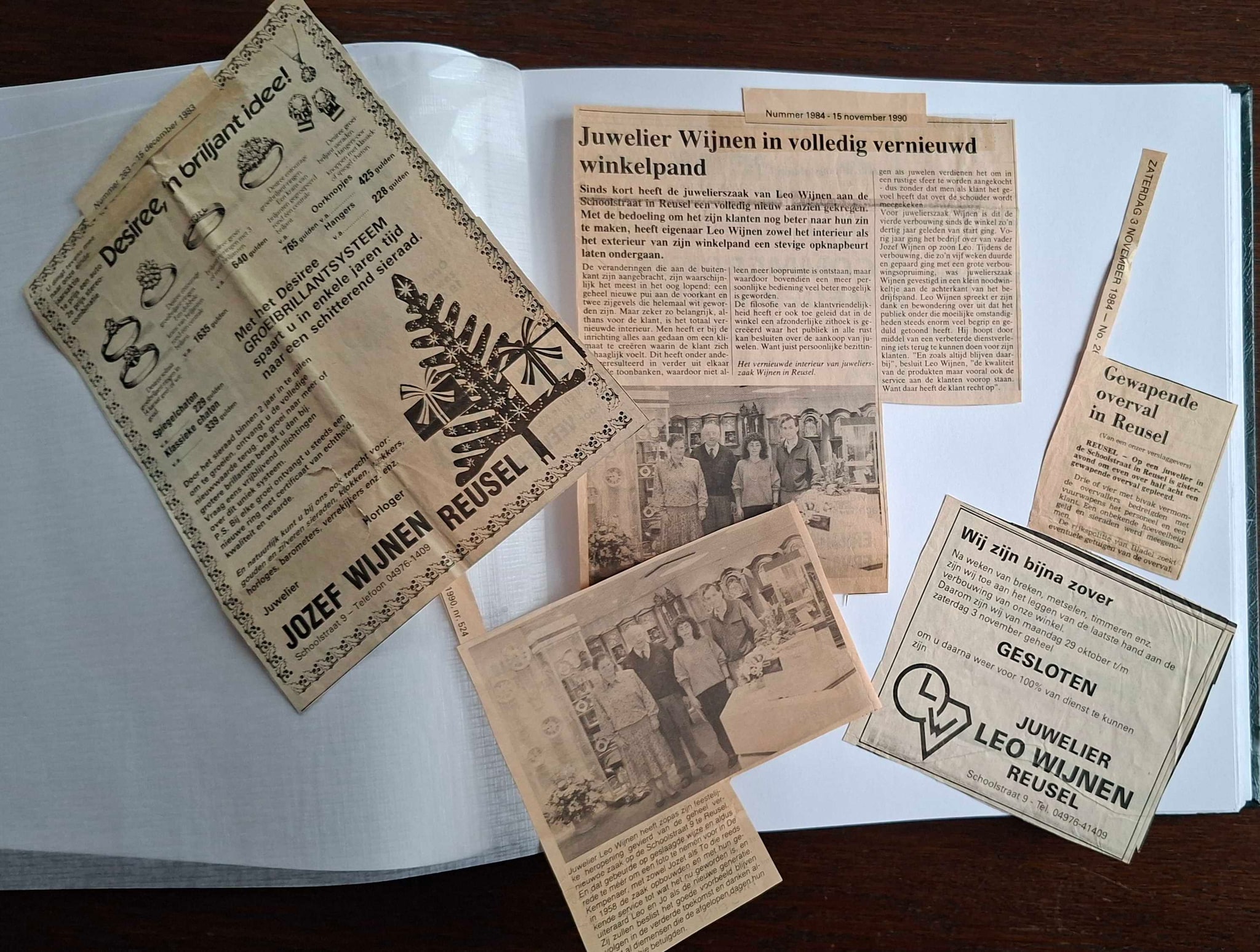 Wijnen heeft nog veel losse knipsels die in haar fotoboek geplakt moeten worden. Rechts in beeld heeft ze het berichtje over de overval. To Wijnen heeft nog veel losse knipsels die in haar fotoboek geplakt moeten worden. Rechts in beeld heeft ze het berichtje over de overval. Foto: privé