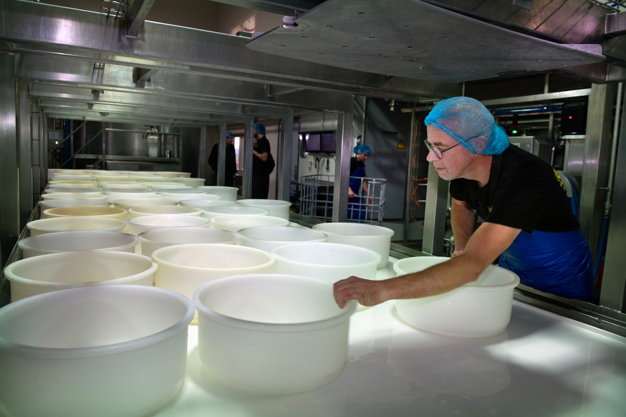 Een blik op het kaasproductieproces, waarin melk wordt verwarmd, gestremd en verwerkt tot kaas volgens traditioneel vakmanschap. Een blik op het kaasproductieproces, waarin melk wordt verwarmd, gestremd en verwerkt tot kaas volgens traditioneel vakmanschap. Foto: William Hoogteyling