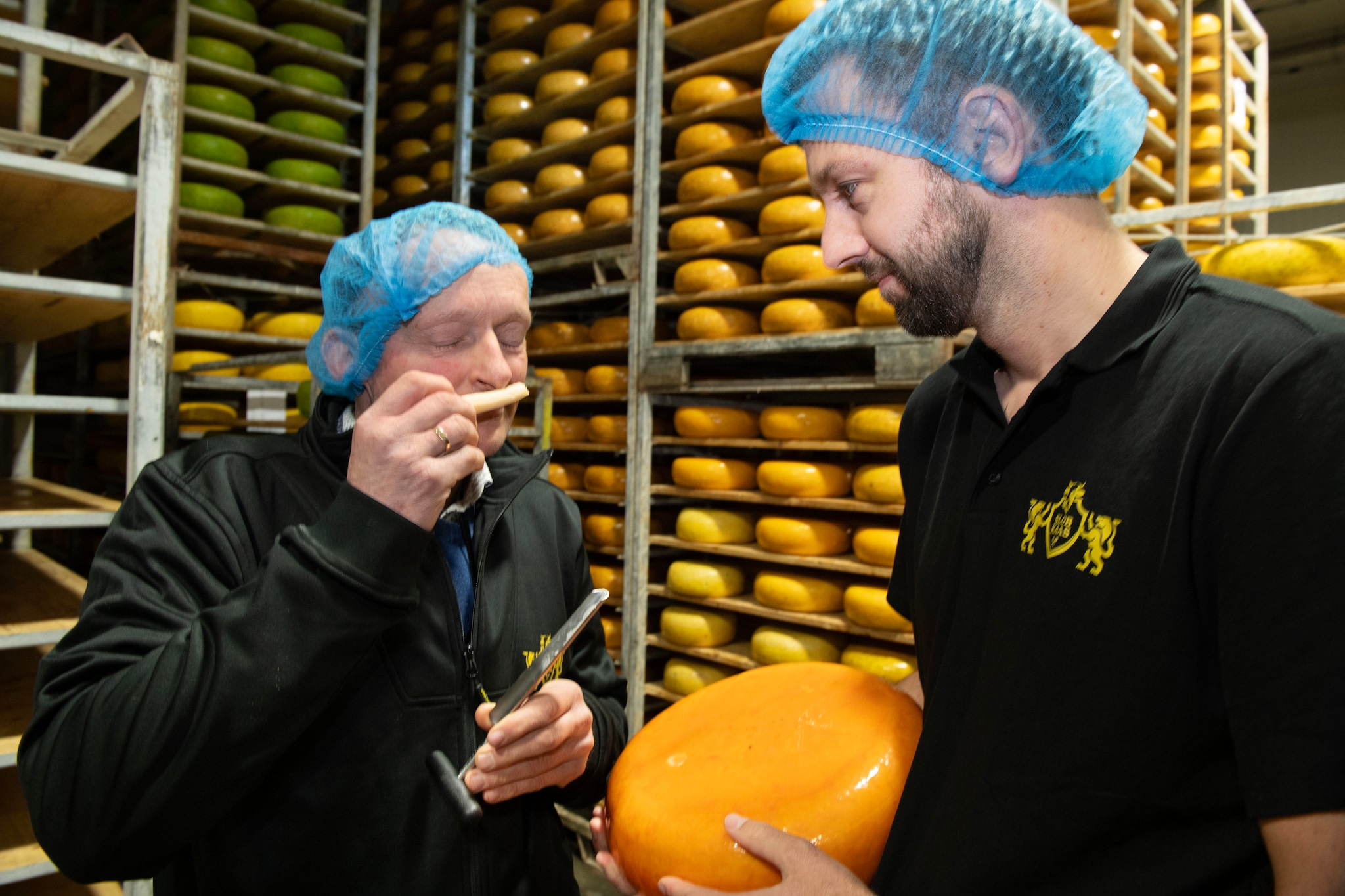 Het testen en proeven van kazen is essentieel bij Slob: zo bewaken Cees en Wouter de kwaliteit en ontwikkelen ze nieuwe smaken, van kruidenkaas tot zoutarme varianten. Het testen en proeven van kazen is essentieel bij Slob: zo bewaken Cees en Wouter de kwaliteit en ontwikkelen ze nieuwe smaken, van kruidenkaas tot zoutarme varianten. Foto: William Hoogteyling