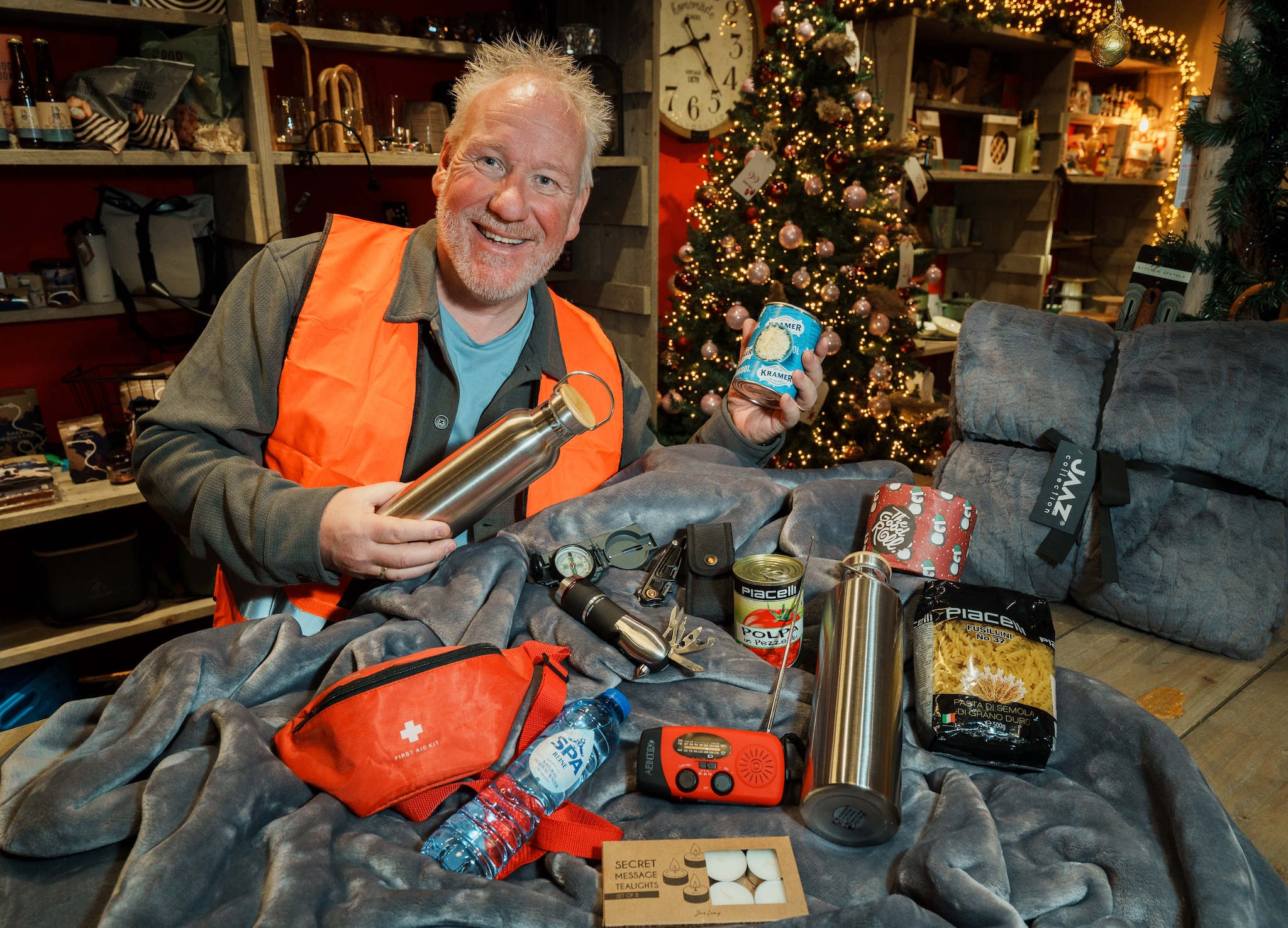 Jurgen Volmbroek, eigenaar van UwKerstpakket.nl, verkoopt noodpakketten als kerstpakketten aan bedrijven. Foto: Wouter Borre Jurgen Volmbroek, eigenaar van UwKerstpakket.nl, verkoopt noodpakketten als kerstpakketten aan bedrijven. Foto: Wouter Borre