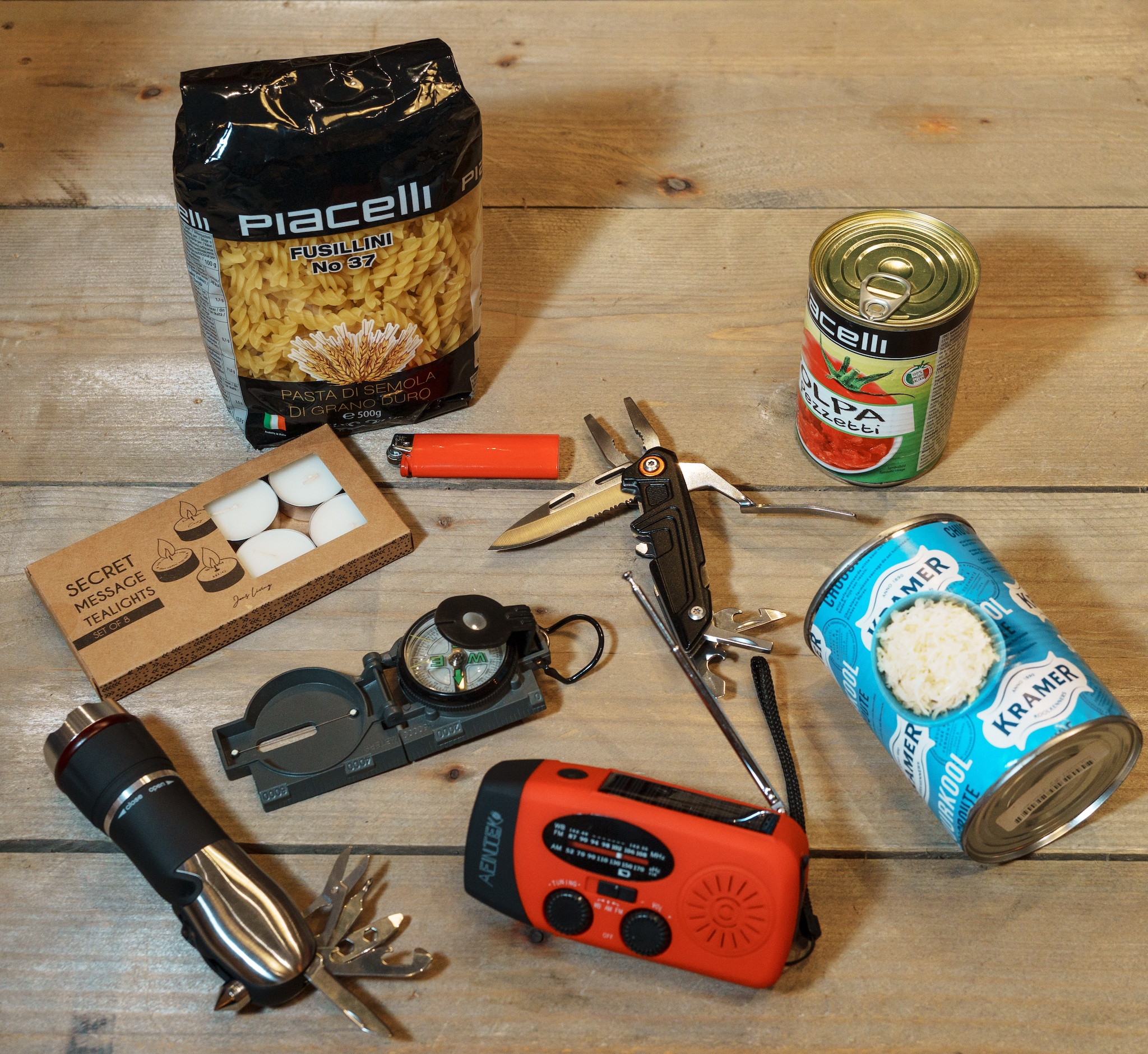 Inhoud van een noodpakket.  Inhoud van een noodpakket. Foto: Wouter Borre