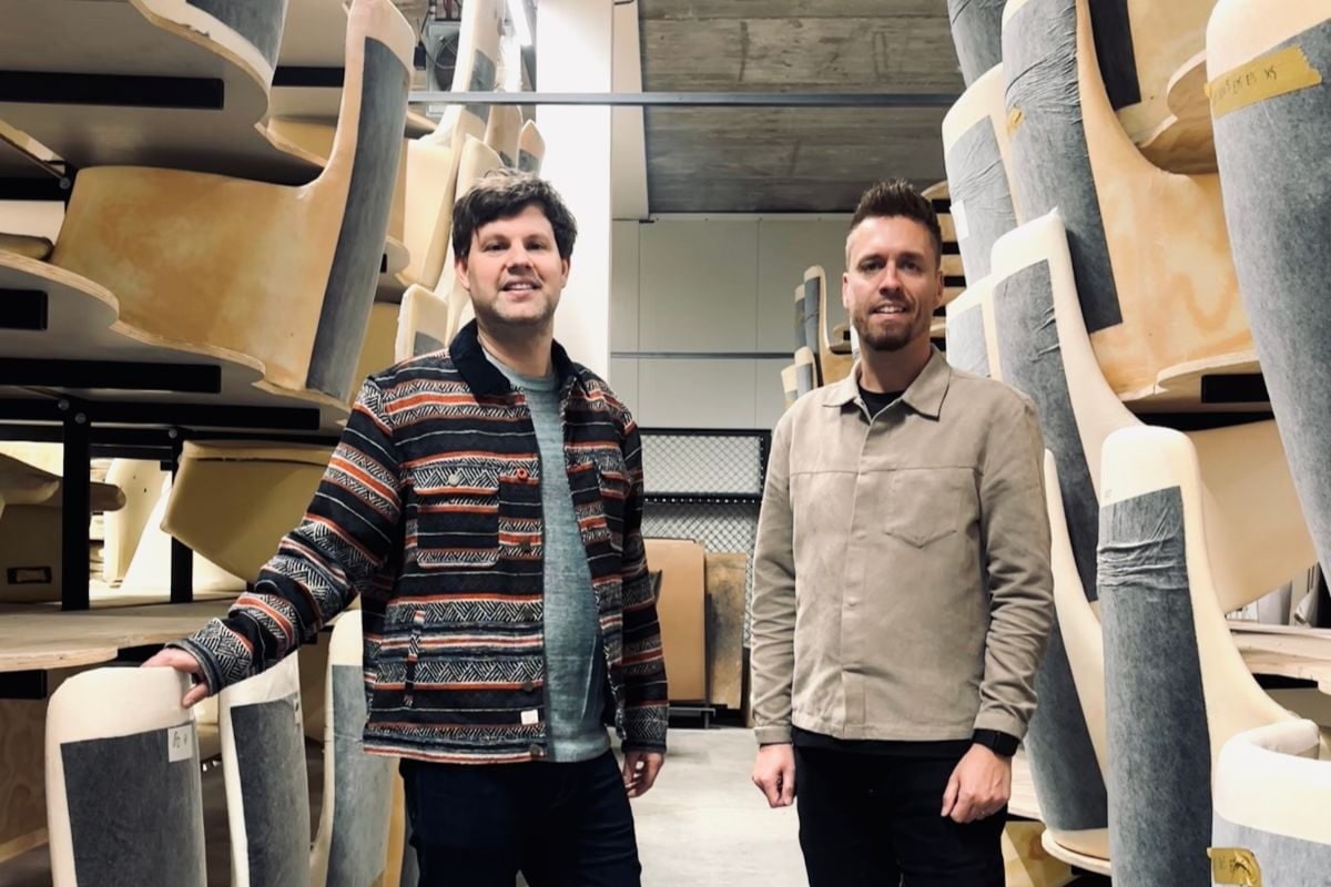 Tom (l) en Timon, hier in de meubelfabriek, ontwerpen meubels. Foto: indebuurt Zwolle