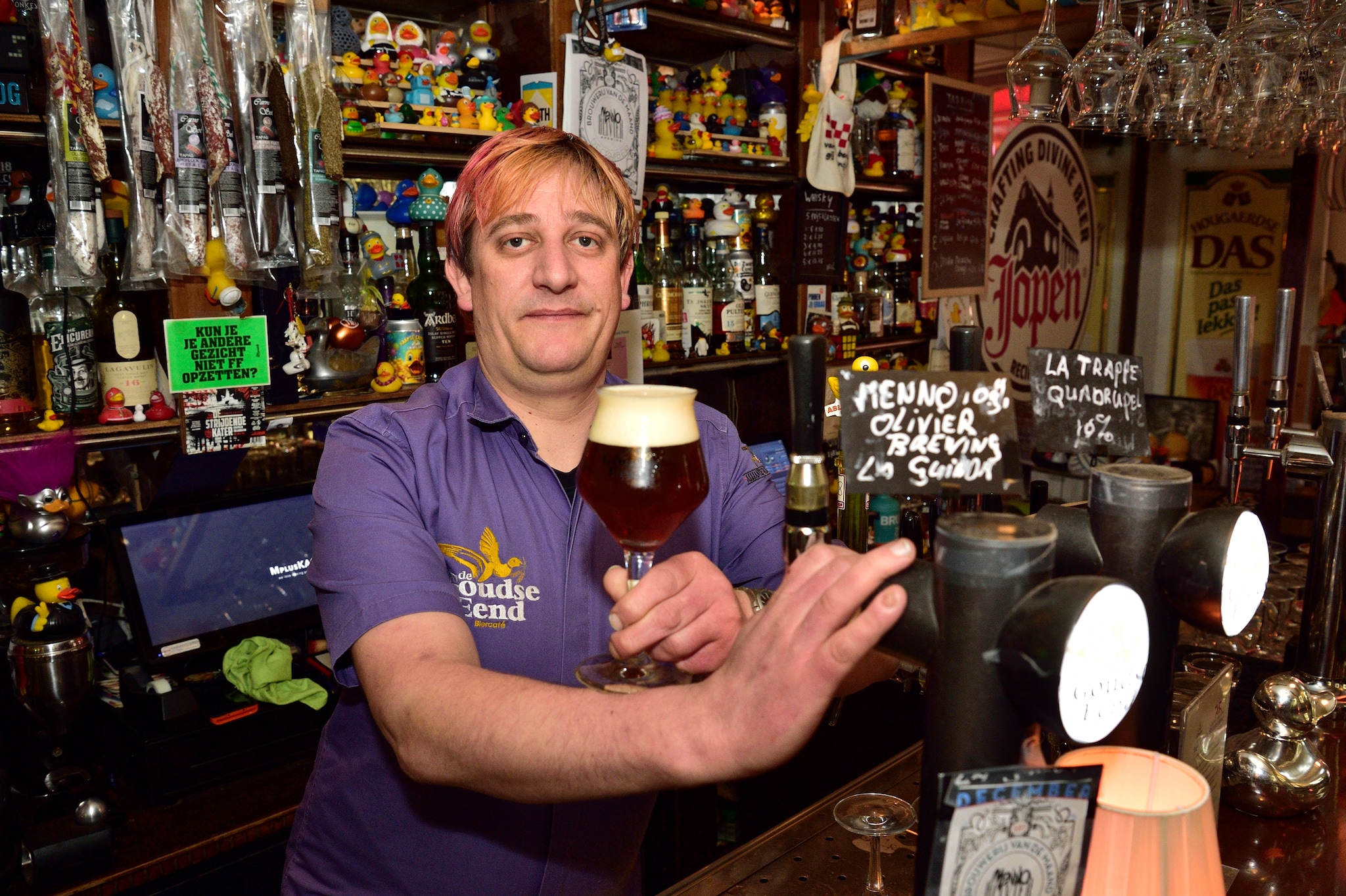 Jeroen Carol Visser in café De Goudse Eend. Pim Mul