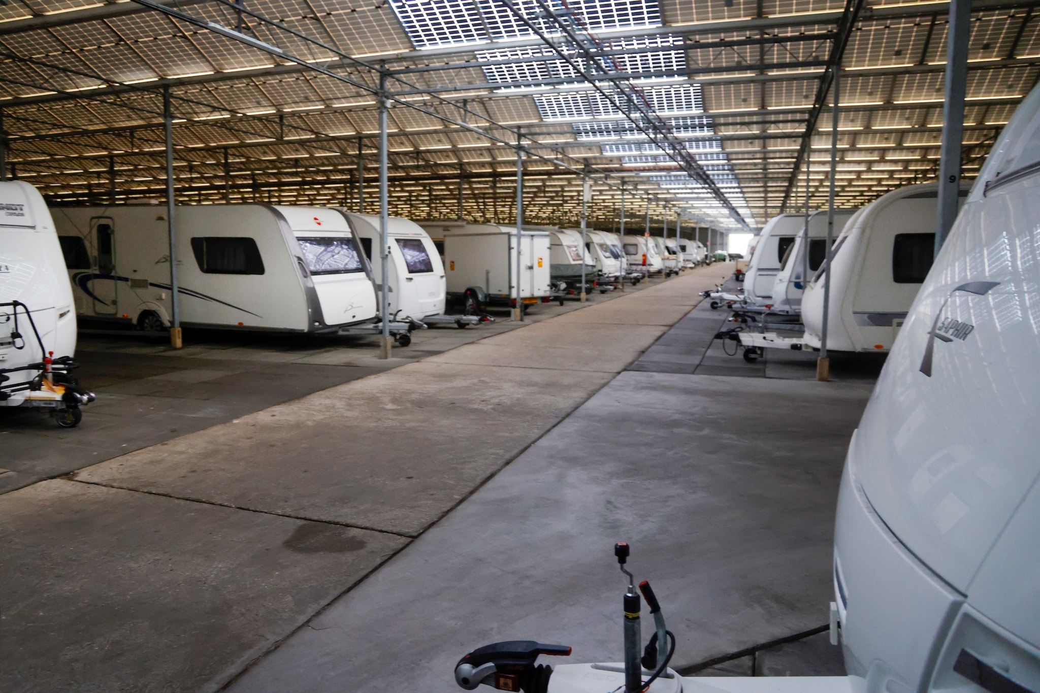 Op het dak van de stalling liggen 5500 zonnepanelen. Ook daar heeft het stel wat inkomsten van.  Op het dak van de stalling liggen 5.500 zonnepanelen. Ook daar heeft het stel wat inkomsten van. Foto: Ruud Voest