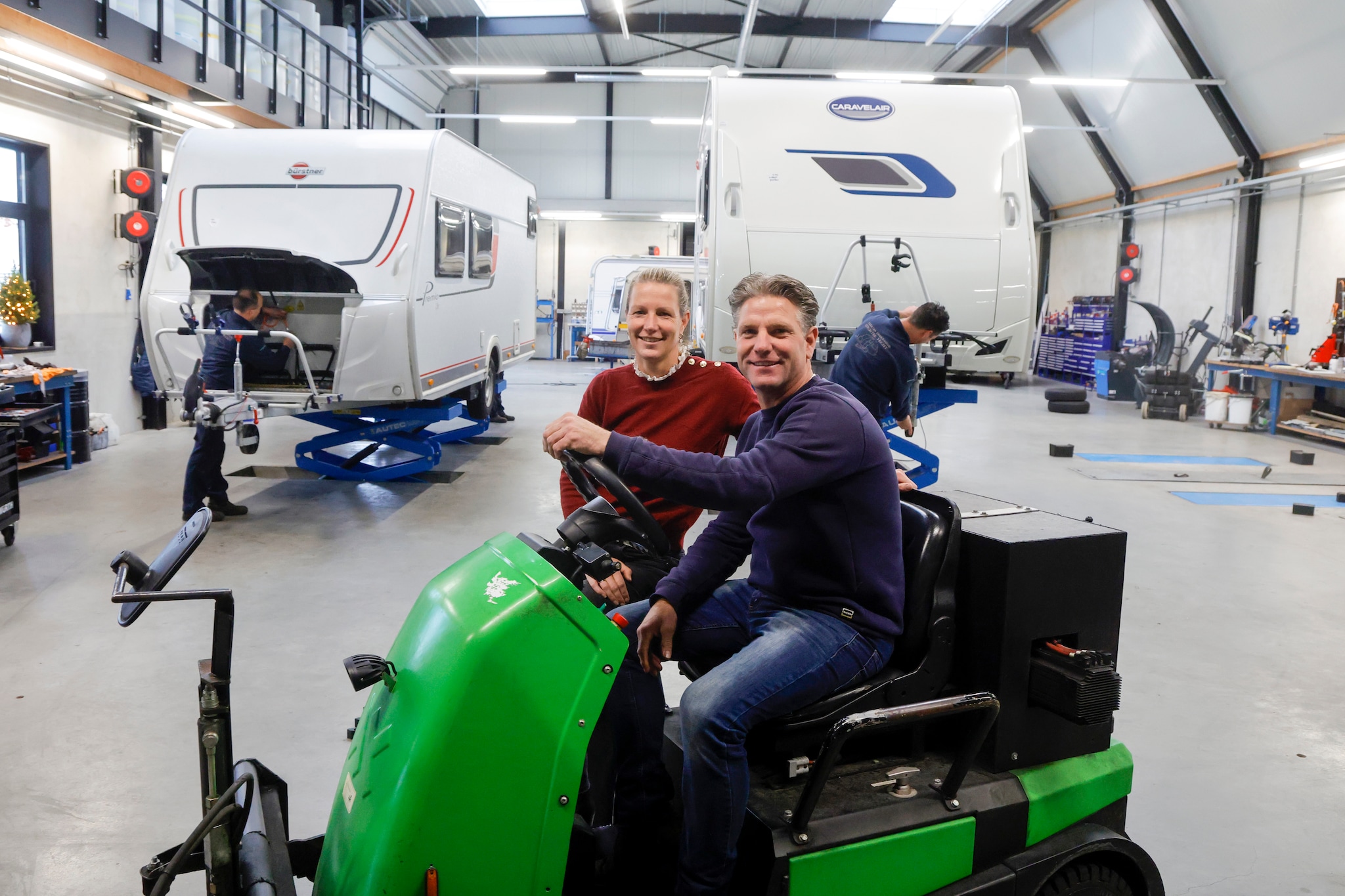 Ronald en Ivonne Verheul voor de onderhoudshal in hun caravanstalling. Ronald en Ivonne Verheul voor de onderhoudshal in hun caravanstalling. Foto: Ruud Voest