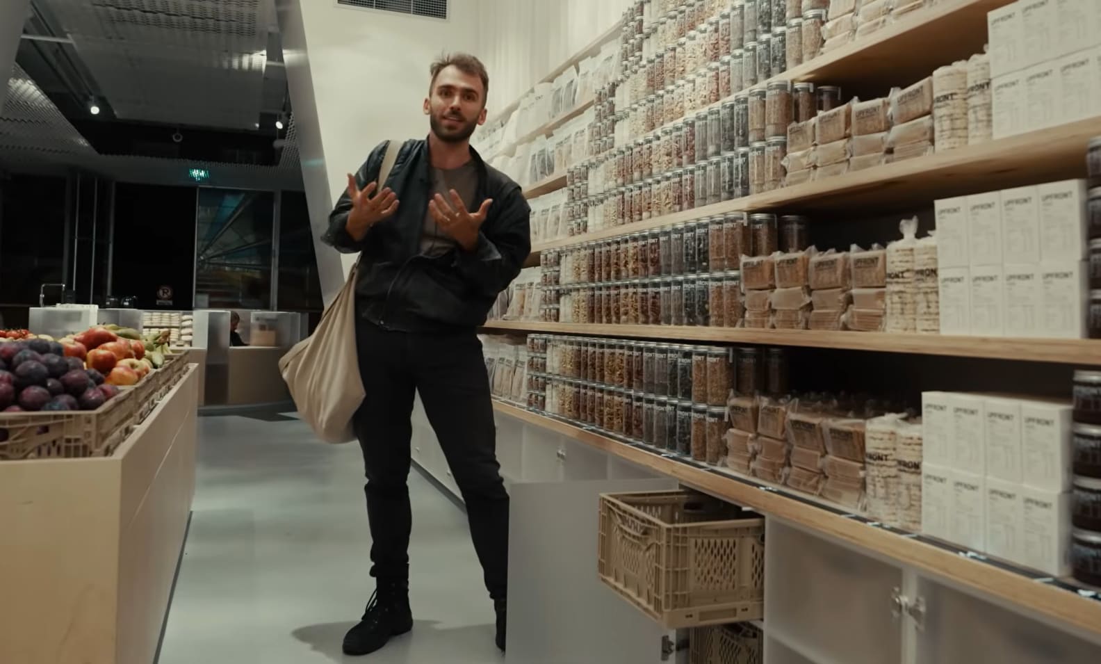 Upfront-ceo Mark de Boer in de eerste supermarkt van het Rotterdamse bedrijf. Upfront-ceo Mark de Boer in de eerste supermarkt van het Rotterdamse bedrijf. Beeld: YouTube/still