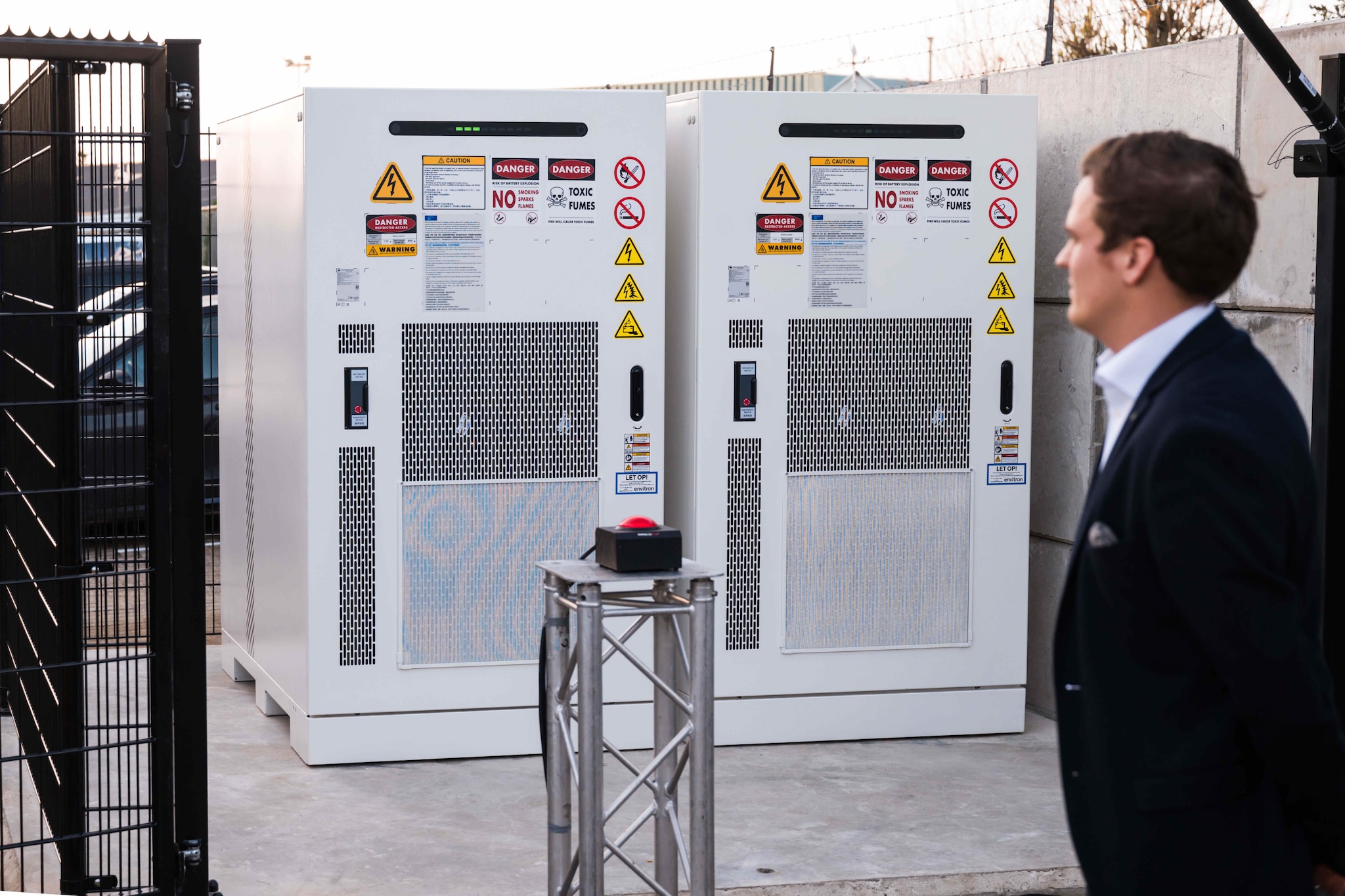 Koen Siers bij de grote ‘powerbank’ die het stroomverbruik van de Siers Groep reguleert. Koen Siers bij de grote ‘powerbank’ die het stroomverbruik van de Siers Groep reguleert. Foto: Lars Smook