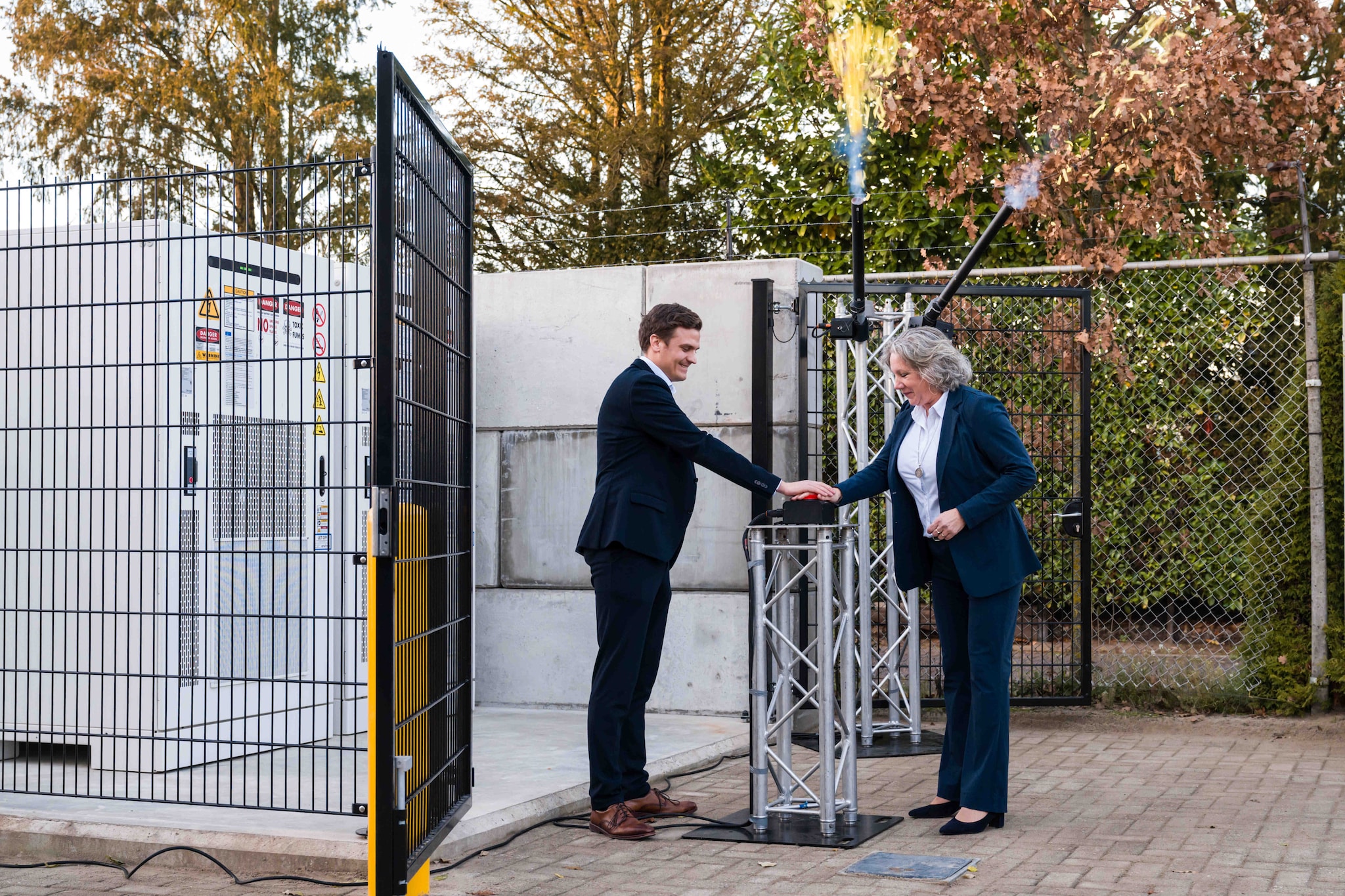 Directeur Koen Siers (28) en wethouder Petra Oude Engberink stellen het nieuwe batterijsysteem in werking.  Directeur Koen Siers (28) en wethouder Petra Oude Engberink stellen het nieuwe batterijsysteem in werking. Foto: Lars Smook