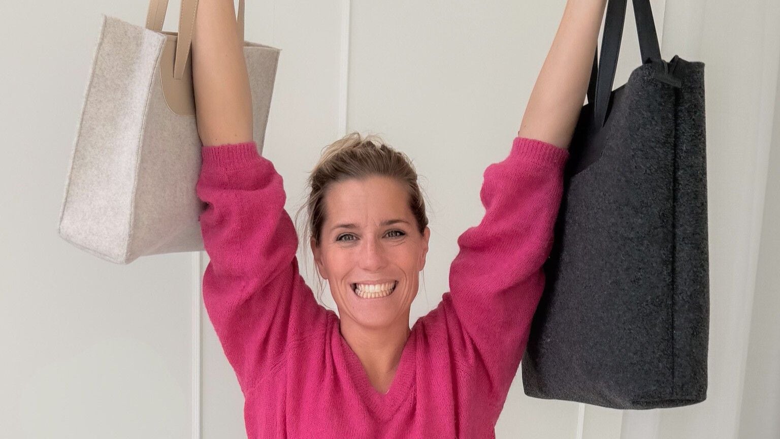 Marleen Gulden met haar circulaire tassen. Marleen Gulden met haar circulaire tassen. Eigen foto