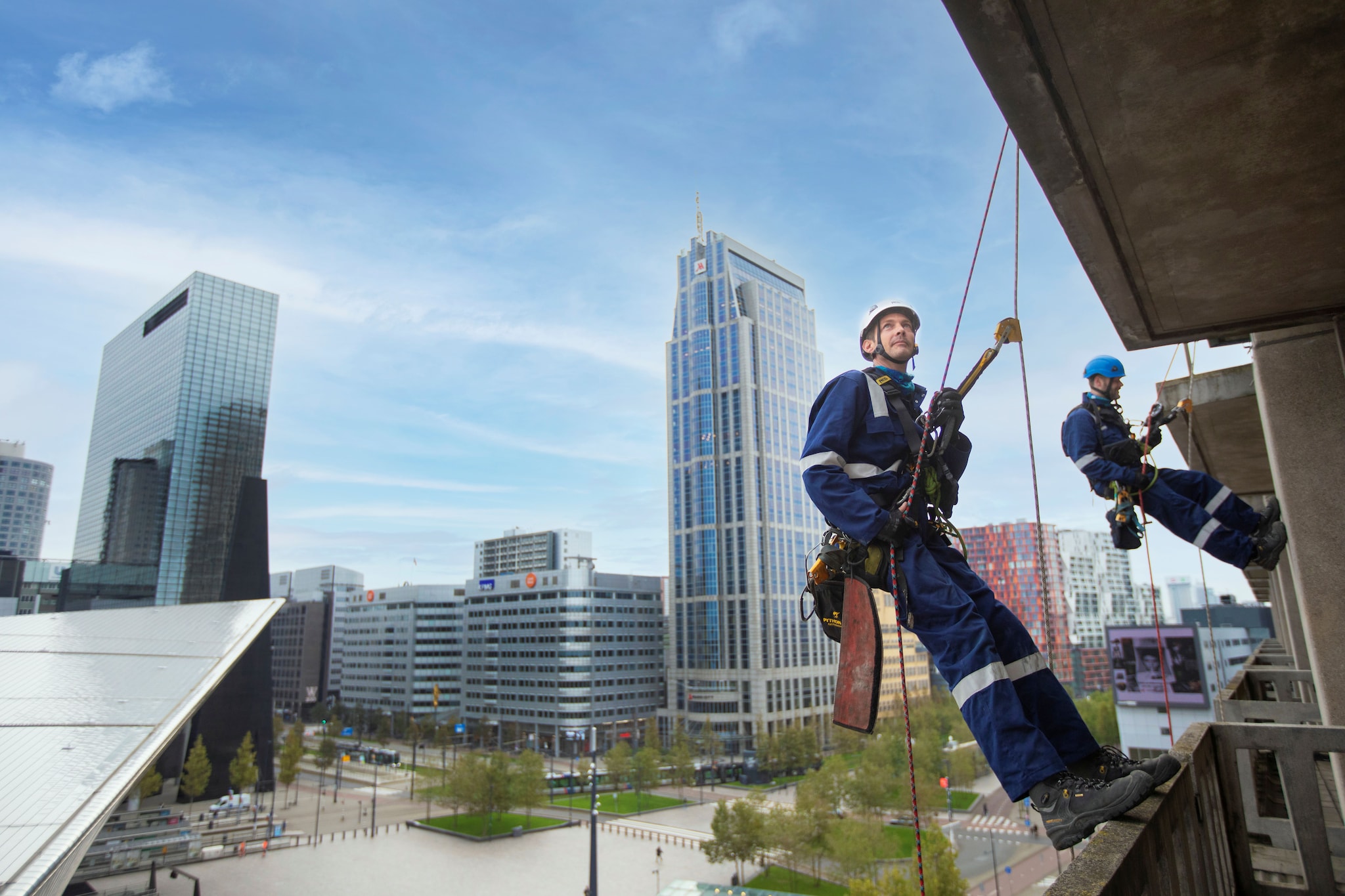 Bouwkundige inspectie Groot Handelsgebouw in Rotterdam door medewerkers van Solid Services. Foto: Nepocon. Bouwkundige inspectie Groot Handelsgebouw in Rotterdam door medewerkers van Solid Services. Foto: Nepocon.