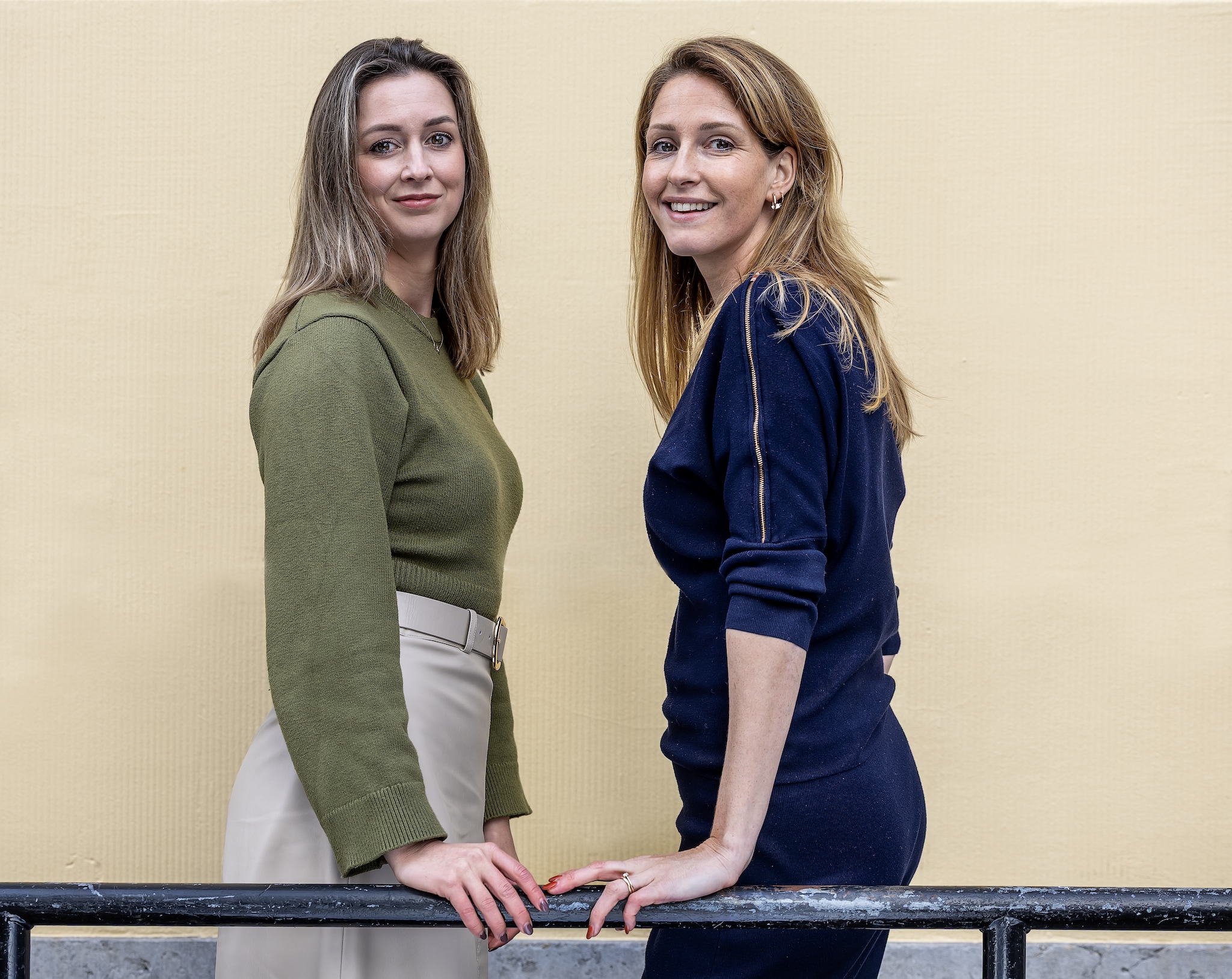 Demi (l.) en Anna: „Het is leuker werken bij een potje voetbal.” Foto: Angeliek de Jonge Demi (l.) en Anna: „Het is leuker werken bij een potje voetbal.” Foto: Angeliek de Jonge