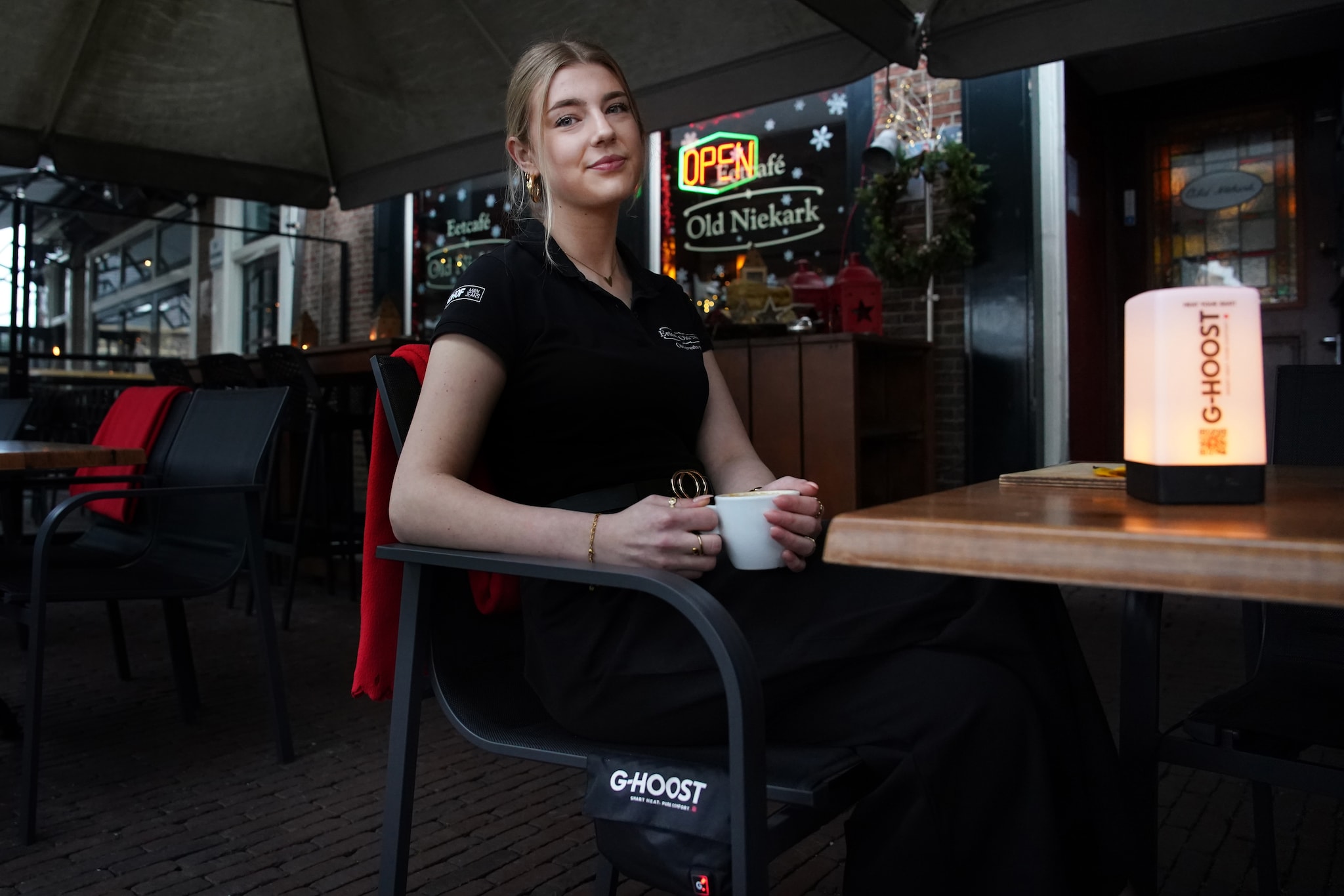 Bij eetcafé Old Niekark zit je er warmpjes bij met de verwarmde terrasstoelen van G-Hoost.  Bij eetcafé Old Niekark zit je er warmpjes bij met de verwarmde terrasstoelen van G-Hoost. Foto: Mathilde Dusol