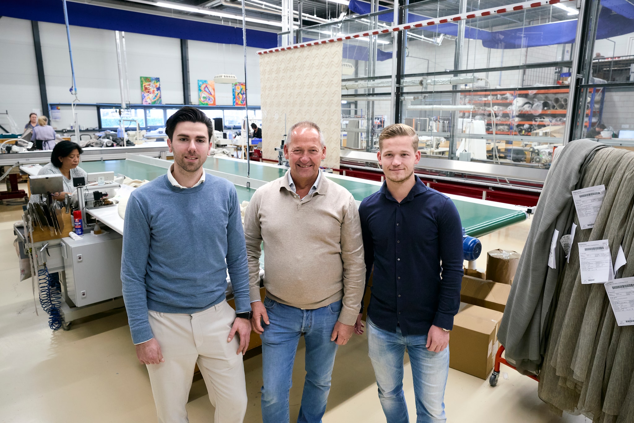 Gordijnatelier Harotex wordt al decennia aangevoerd door Toine Verstappen (midden) met zijn opvolgers zoon Giel (rechts) en schoonzoon Jorn Bellemakers (links). Gordijnatelier Harotex wordt al decennia aangevoerd door Toine Verstappen (midden) met zijn opvolgers zoon Giel (rechts) en schoonzoon Jorn Bellemakers (links). Foto: Thijn Vorstenbosch/DCI Media