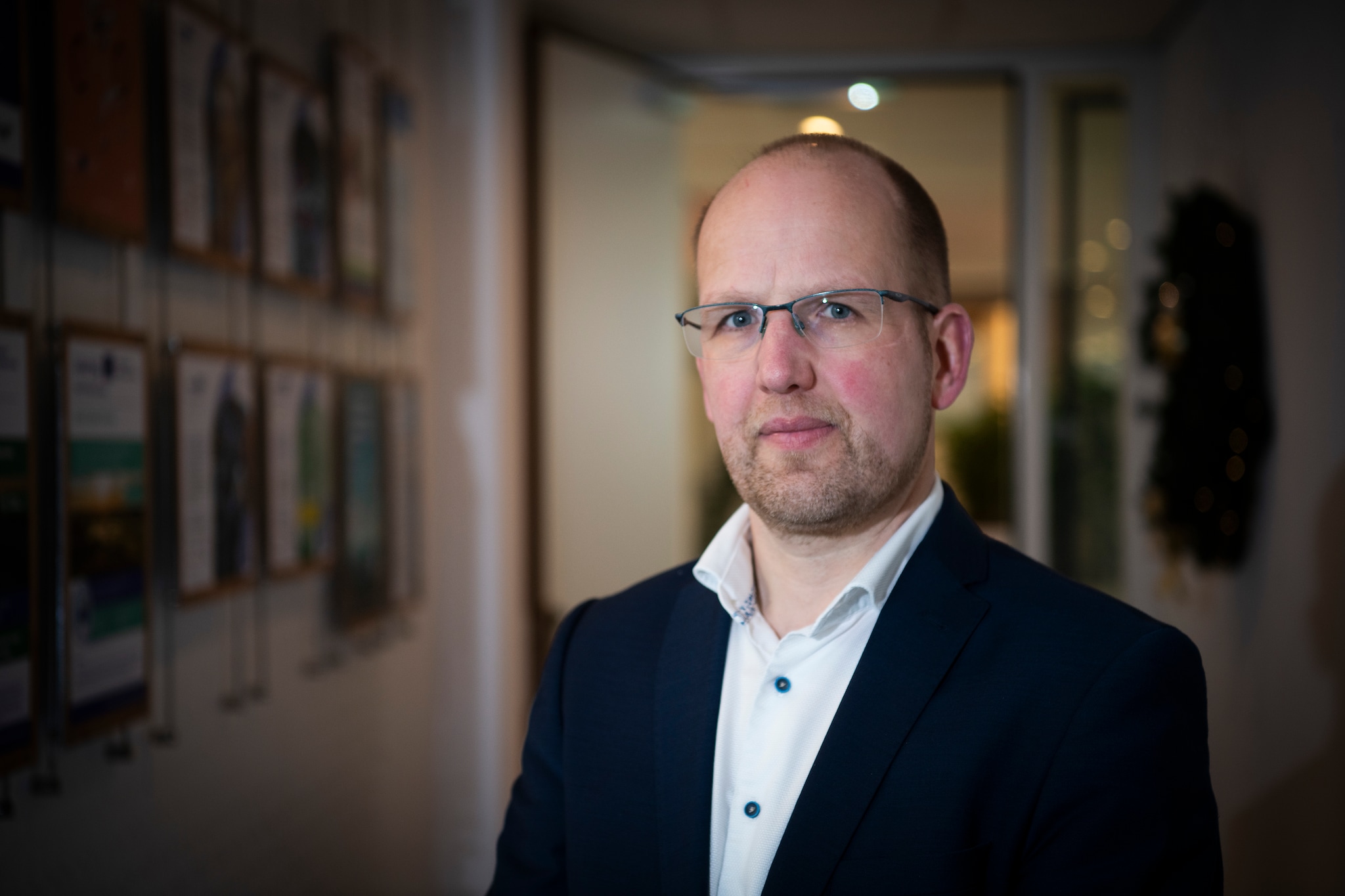 Johan Dolstra bemant het Defensieloket van Oost NL. Volgend jaar is er een heel team nodig. Foto: Maarten Sprangh Johan Dolstra bemant het Defensieloket van Oost NL. Volgend jaar is er een heel team nodig. Foto: Maarten Sprangh