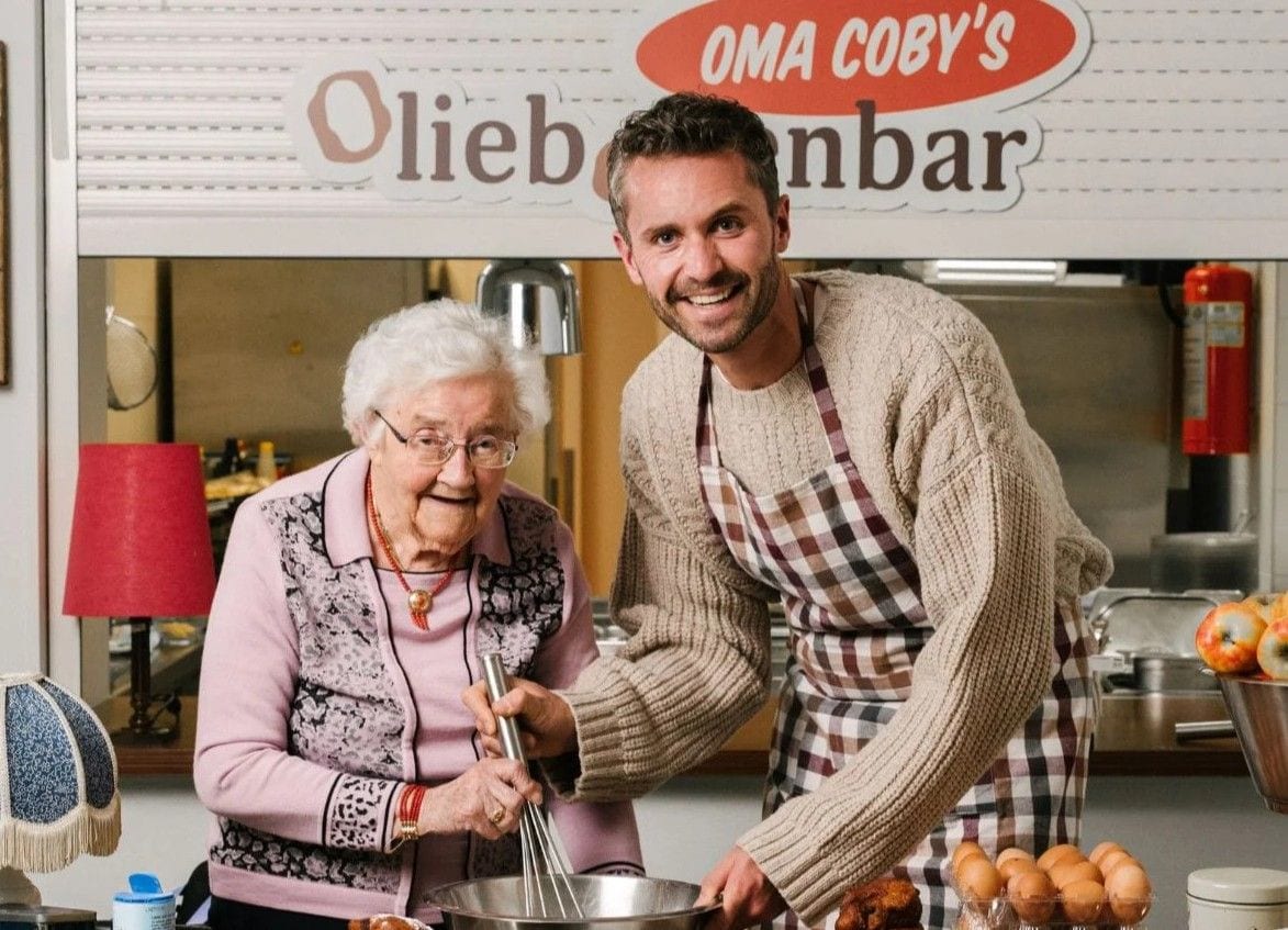 Mark bakt elk jaar samen met oma Coby (inmiddels 99) oliebollen tegen eenzaamheid onder oudere mensen. Mark bakt elk jaar samen met oma Coby (inmiddels 99) oliebollen tegen eenzaamheid onder oudere mensen. Foto: Rutger Geleijnse