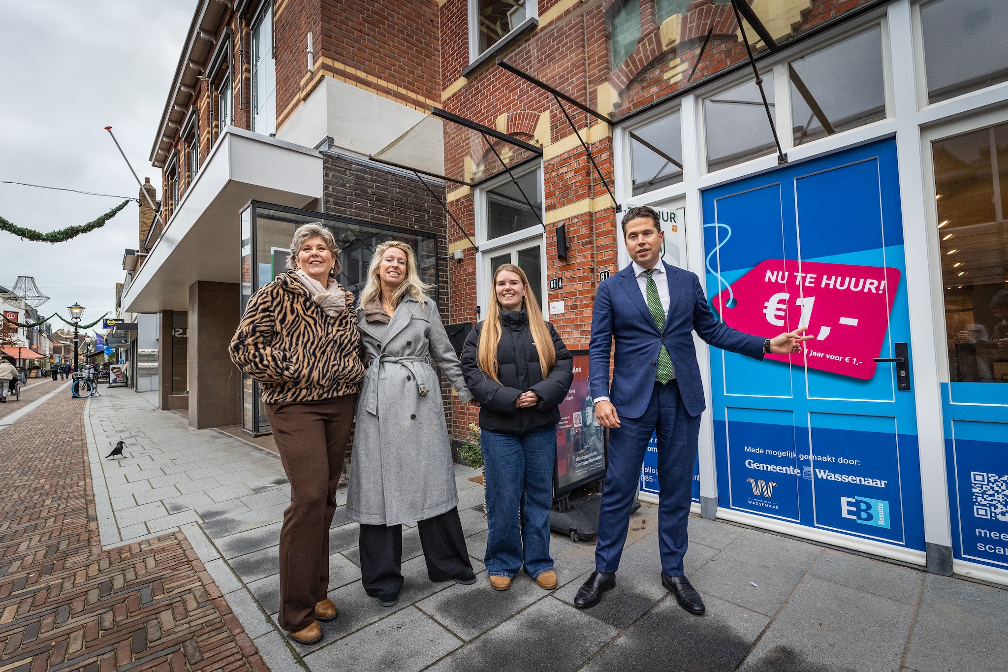 Wethouder Laurens van Doeveren bij het winkelpand dat bij wijze van stunt voor een euro wordt verhuurd. De winnaar van de prijsvraag hoeft pas in 2027 de reguliere huur te betalen. Foto: Nico Schouten Wethouder Laurens van Doeveren bij het winkelpand dat bij wijze van stunt voor een euro wordt verhuurd. De winnaar van de prijsvraag hoeft pas in 2027 de reguliere huur te betalen. Foto: Nico Schouten
