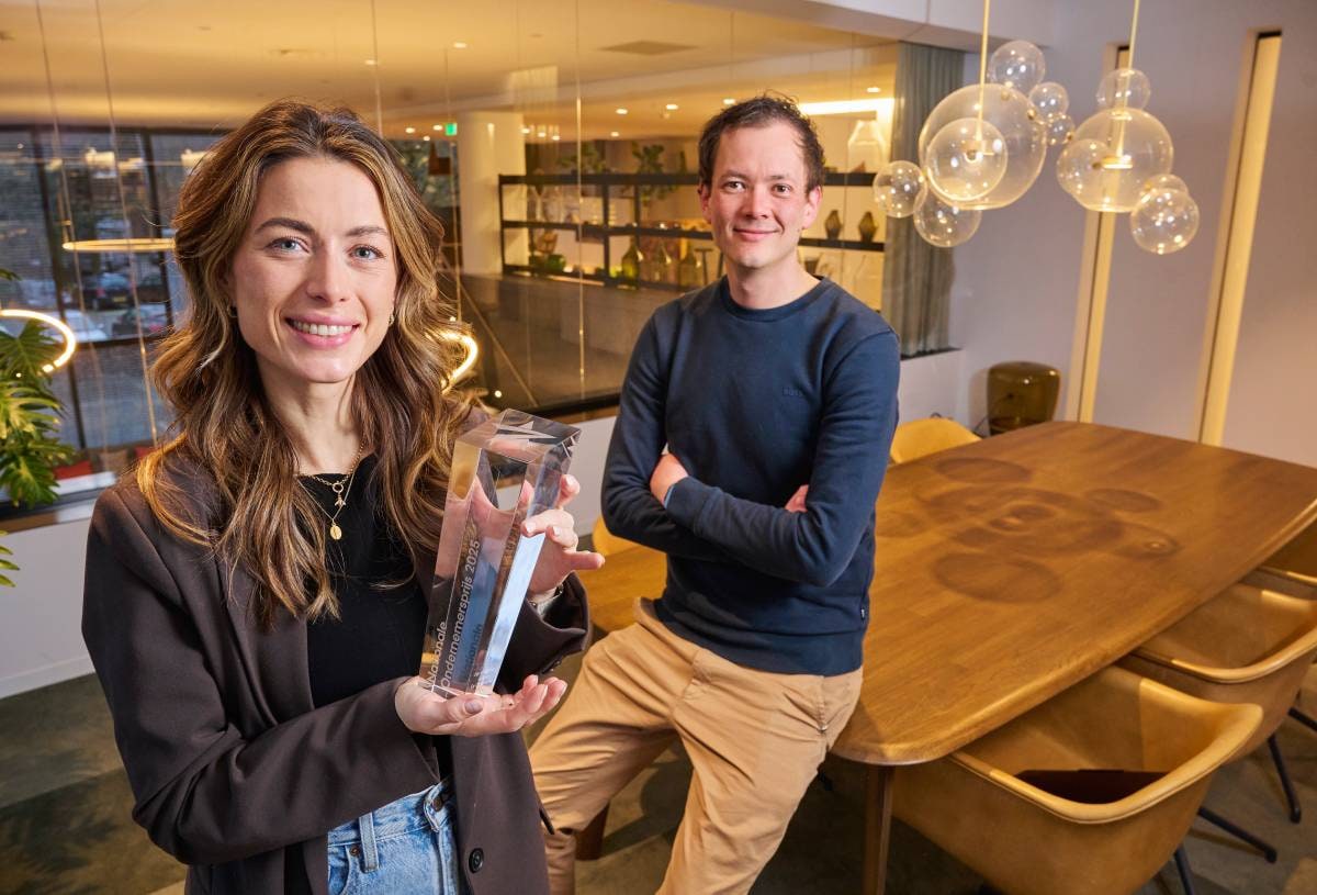 Liselotte Graas en Martijn van de Ven van Weheat met de Nationale Ondernemersprijs. Foto: Van Assendelft fotografie Liselotte Graas en Martijn van de Ven van Weheat met de Nationale Ondernemersprijs. Foto: van Assendelft fotografie