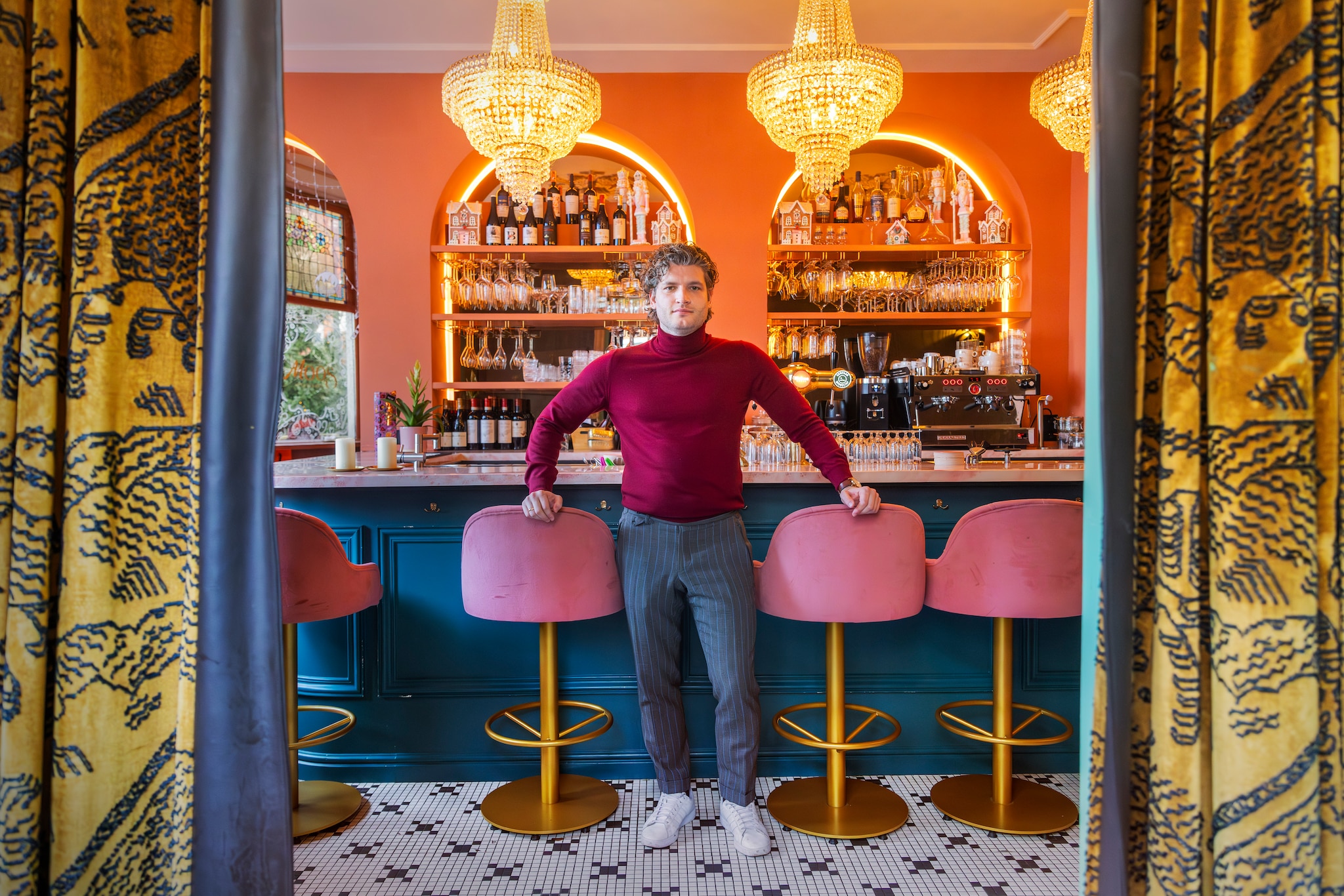 Ondernemer Shimo Verbaan, hier in zijn Restobar Moos, heeft horecauitzendbureau Mise en Place overgenomen.  Ondernemer Shimo Verbaan, hier in zijn Restobar Moos, heeft horecauitzendbureau Mise en Place overgenomen. Foto: Frank Jansen