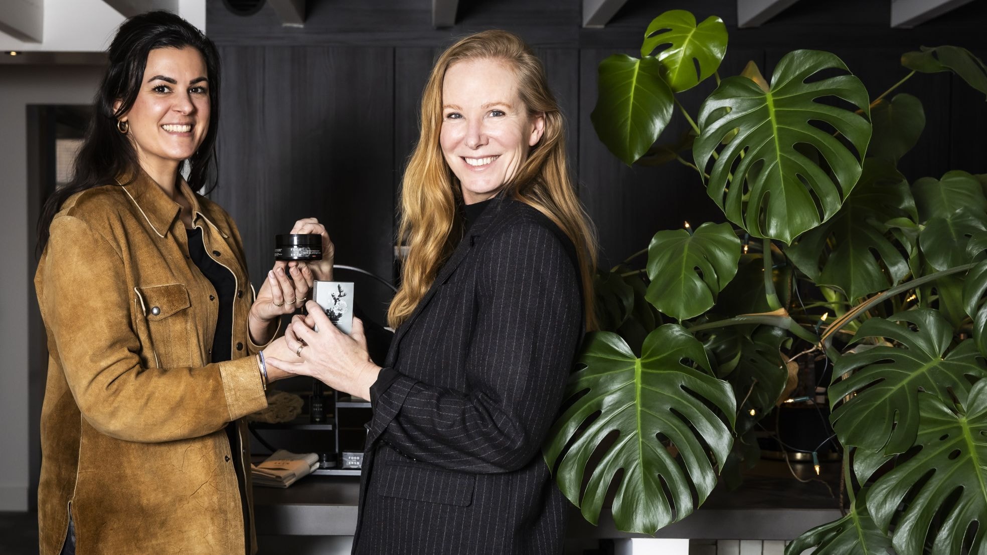 Angela Ursem (rechts) en Manon Fennis van Food for Skin.  Angela Ursem (rechts) en Manon Fennis van Food for Skin. Foto: Inge Dingena-Mol