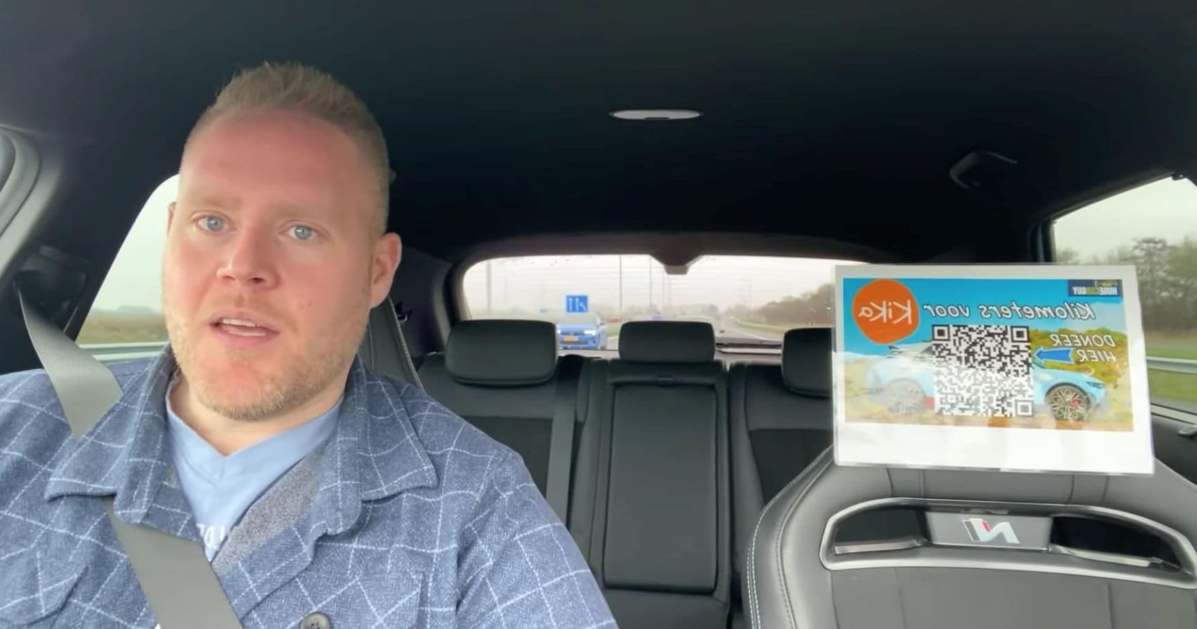 Roland Tameling rijdt 24 uur voor KiKa. Roland Tameling onderweg, 24 uur lang, in de Hyundai Ioniq 5N voor KiKa. Foto: screenshot van video.