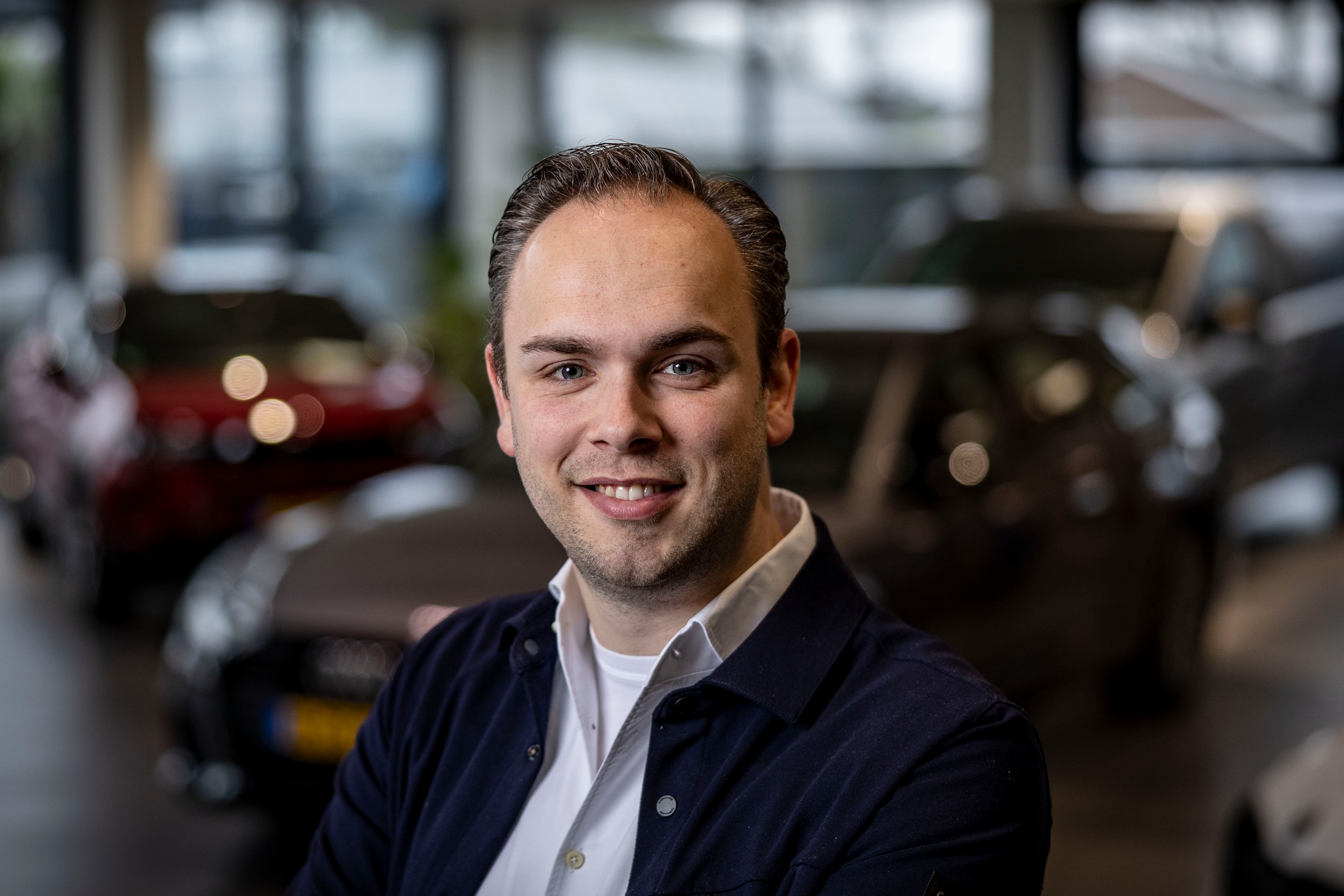 Jim van Ingen in de showroom van Auto Wessel in De Lutte. Vanaf 1 januari 2026 gaat hij hier onder eigen naam verder. Foto: Robin Hilberink Jim van Ingen in de showroom van Auto Wessel in De Lutte. Vanaf 1 januari 2026 gaat hij hier onder eigen naam verder. Foto: Robin Hilberink