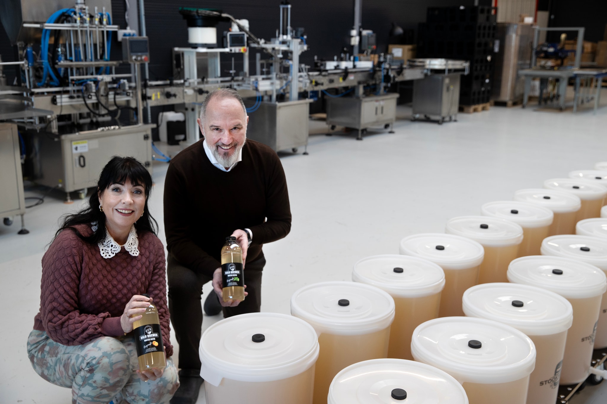 Miriam en Peter Rutten in de bedrijfshal in Best waar ze hun biologische frisdrank brouwen. Foto: René Manders/DCI Media Miriam en Peter Rutten in de bedrijfshal in Best waar ze hun biologische frisdrank brouwen. Foto: René Manders/DCI Media