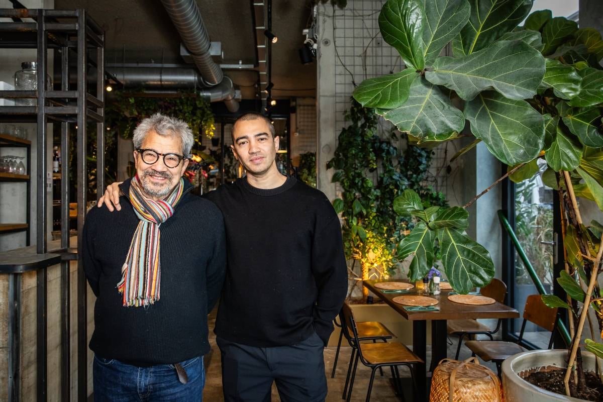 Vader en zoon Ben en David Markx in een van hun all-day-brunch cafés Benji's. Foto: Inge Dingena Mol Vader en zoon Ben en David Markx in een van hun all-day-brunchcafés Benji’s. Foto: Inge Dingena Mol