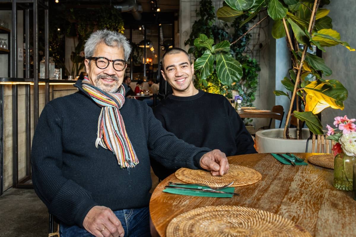 Vader en zoon Ben en David Markx in een van hun all-day-brunch cafés Benji's. Foto: Inge Dingena Mol Vader en zoon Ben en David Markx in een van hun all-day-brunchcafés Benji’s. Foto: Inge Dingena Mol