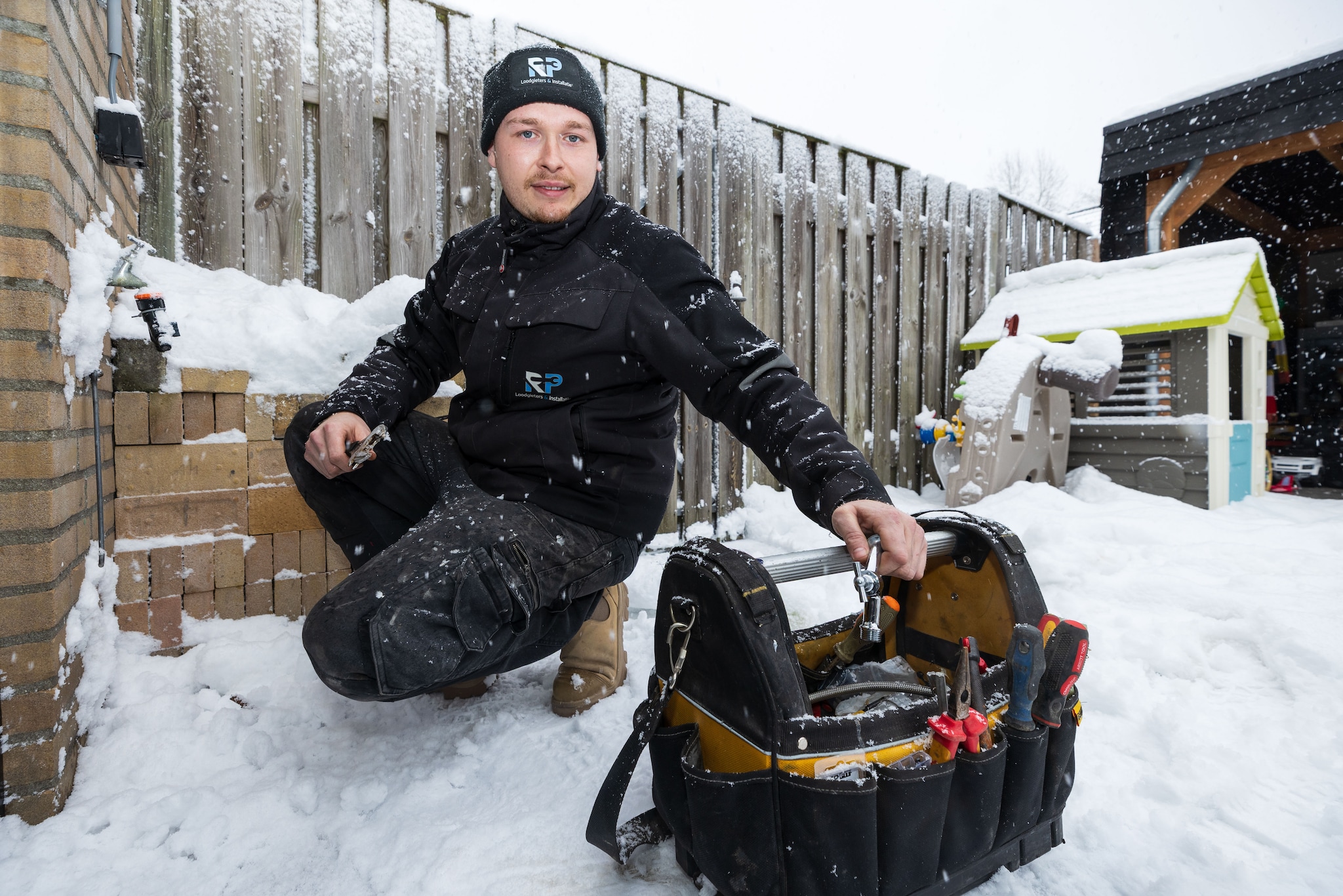 Loodgieter Rick Paanakker aan het werk. Door de kou zijn er veel gesprongen kranen en leidingen.  Loodgieter Rick Paanakker aan het werk. Door de kou zijn er veel gesprongen kranen en leidingen. Foto: Roel van der Aa