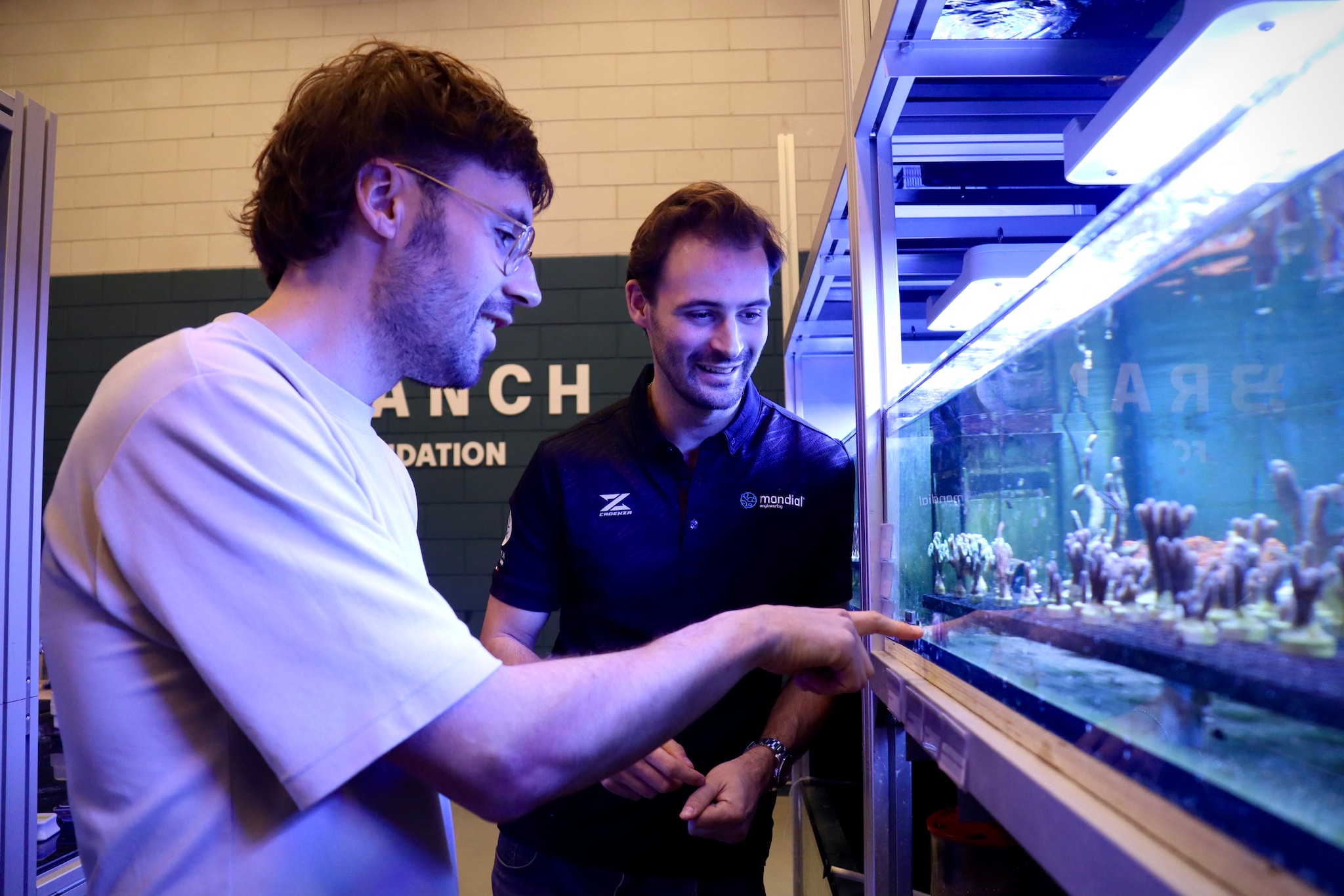 Stan Overwijn (links) en Maarten van Aalst kweken ‘superkoraal’. Stan Overwijn (links) en Maarten van Aalst kweken ‘superkoraal’. Foto: Camiel Beekers