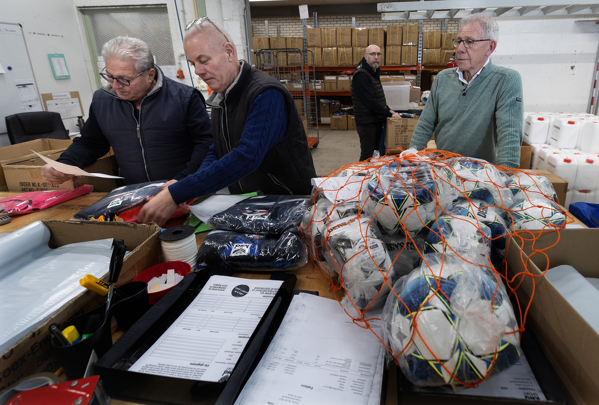 Van links naar rechts: Arno Heersink, Joop Abbink, Stefan van Mierlo en Rinie Siebelink zijn druk met alle bestellingen. Van links naar rechts: Arno Heersink, Joop Abbink, Stefan van Mierlo en Rinie Siebelink zijn druk met alle bestellingen. Foto: Theo Kock Persfotografie