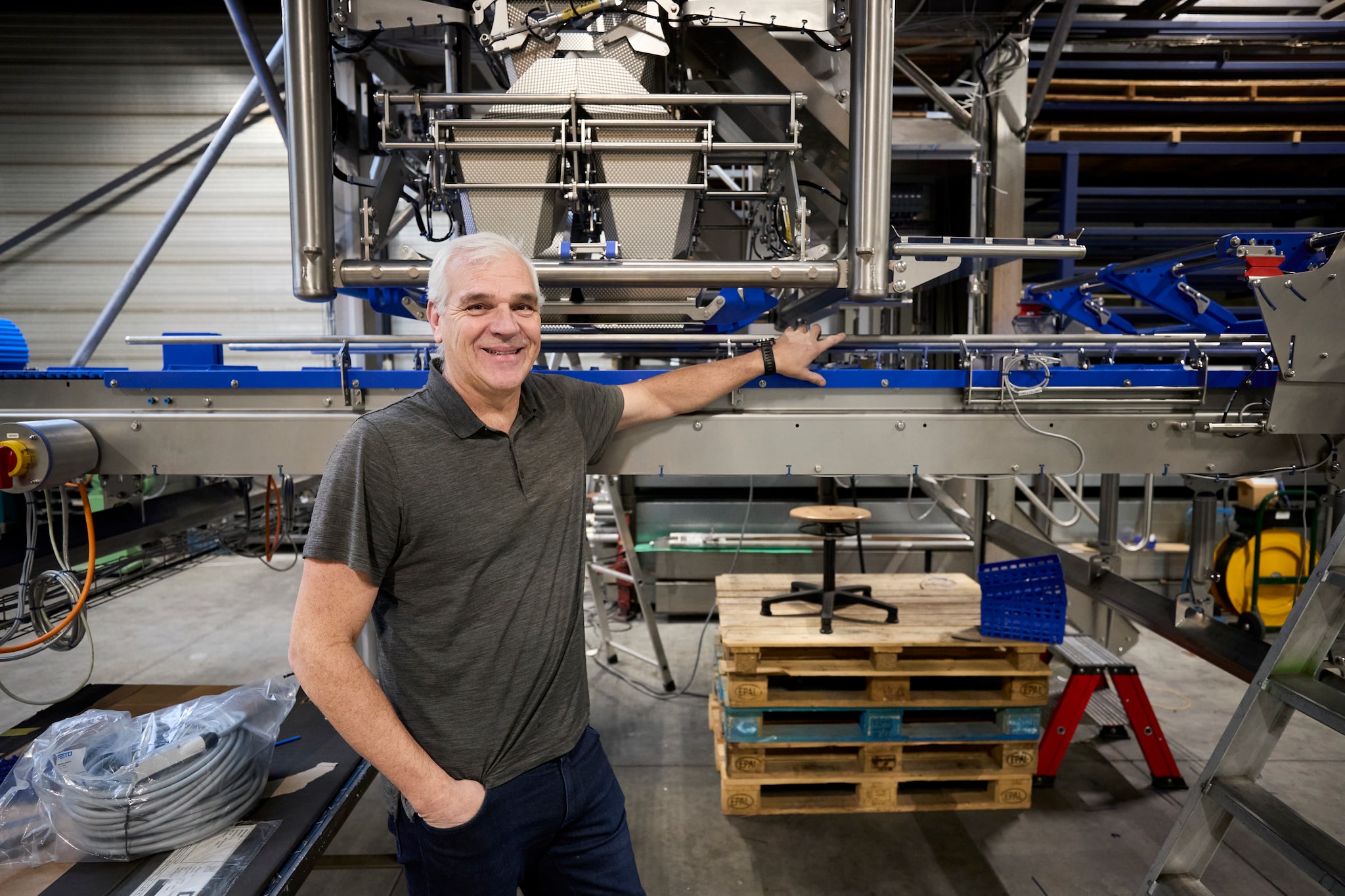 Egbert Nillesen in zijn bedrijf Abracad Technoworks met achter hem een van de machines die het bedrijf fabriceert. Foto: Thijn Vorstenbosch / DCI Media Egbert Nillesen in zijn bedrijf Abracad Technoworks met achter hem een van de machines die het bedrijf fabriceert. Foto: Thijn Vorstenbosch / DCI Media