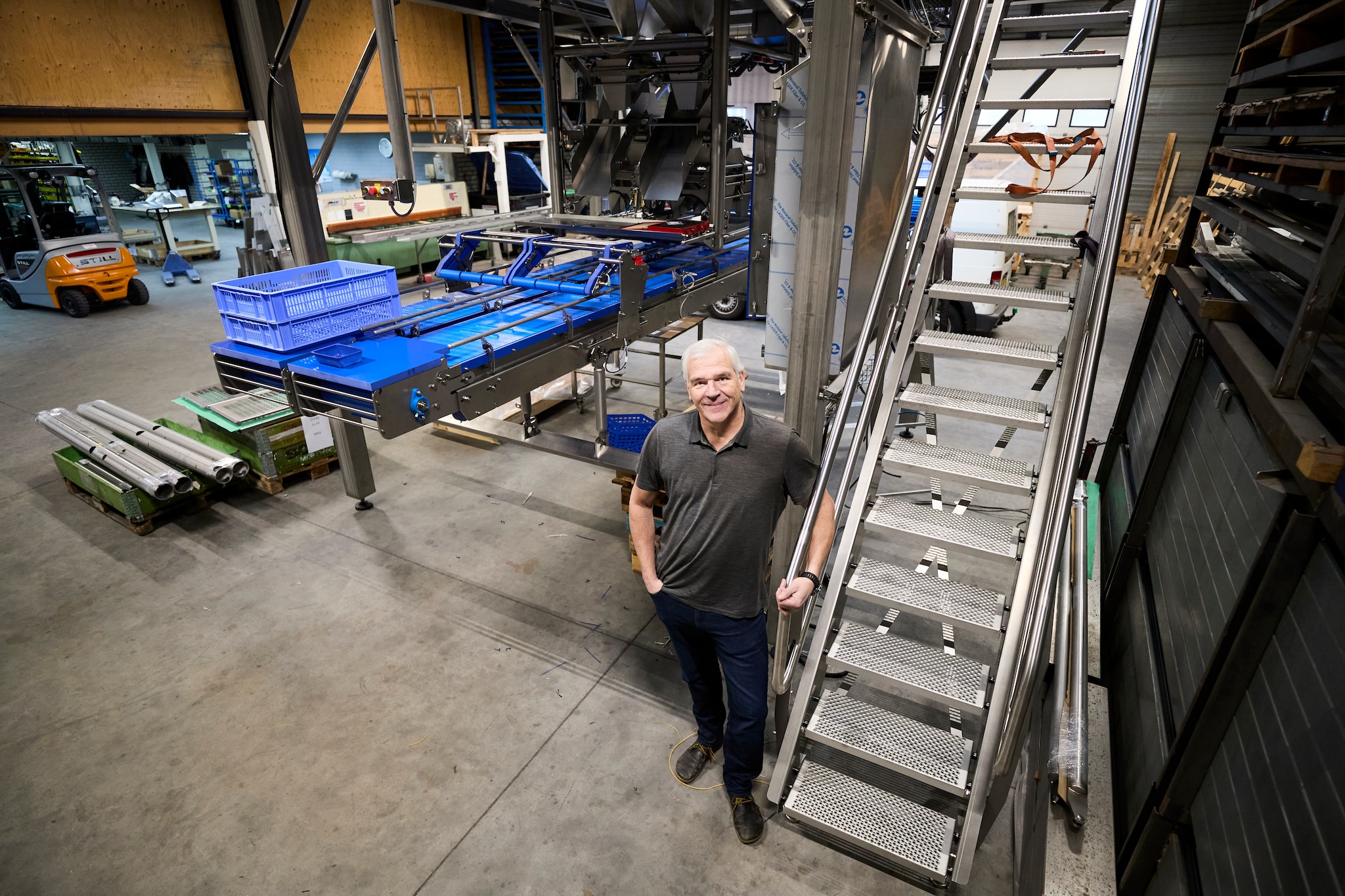 Directeur/eigenaar Egbert Nillesen in zijn bedrijf Abracad Technoworks met achter hem een van de machines dat het bedrijf fabriceert. Foto: Thijn Vorstenbosch / DCI Media Directeur/eigenaar Egbert Nillesen in zijn bedrijf Abracad Technoworks met achter hem een van de machines dat het bedrijf fabriceert. Foto: Thijn Vorstenbosch / DCI Media