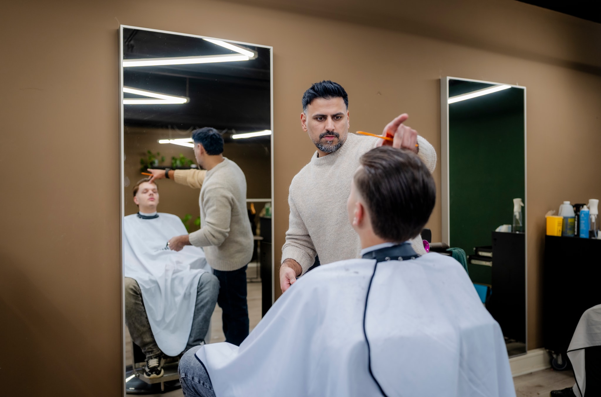 Waseem Dogar aan het werk in zijn barbershop. Waseem Dogar aan het werk in zijn barbershop. Foto: Marco De Swart