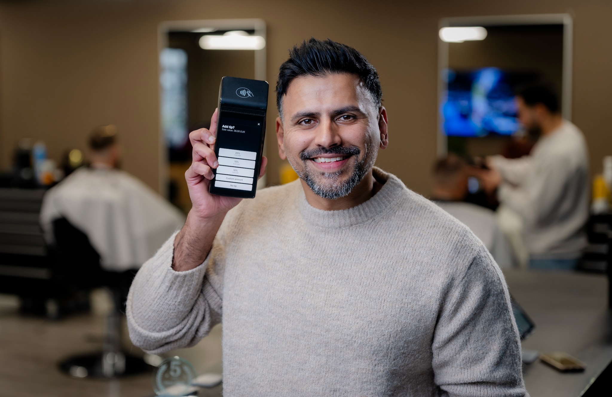 Waseem Dogar maakt gebruik van het fooiensysteem. Waseem Dogar maakt gebruik van het fooiensysteem. Foto: Marco De Swart