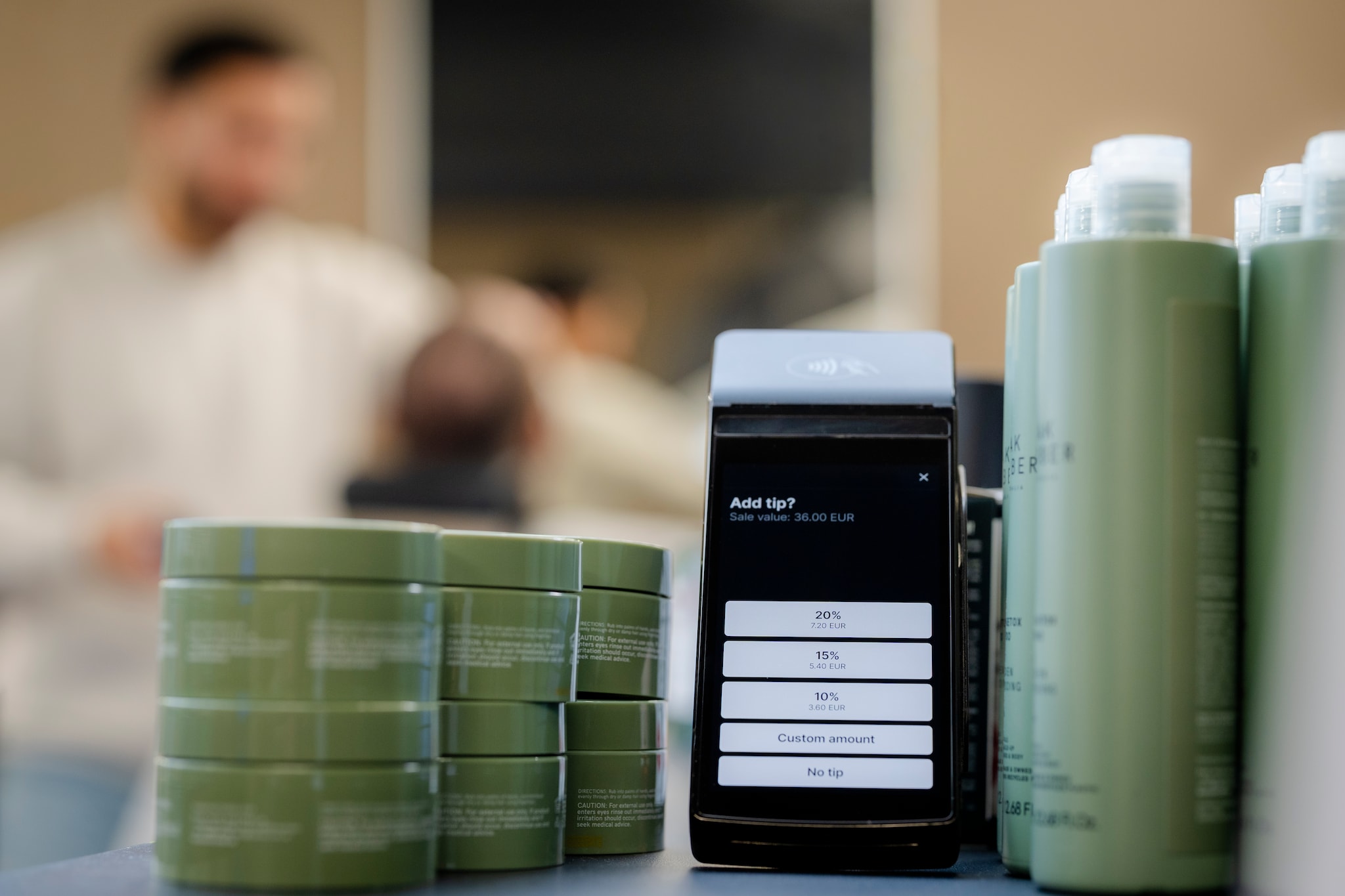 Bij de kapper kun je op het pinautomaat kiezen of en hoeveel fooi je geeft. Bij de kapper kun je op het pinautomaat kiezen of en hoeveel fooi je geeft. Foto: Marco De Swart