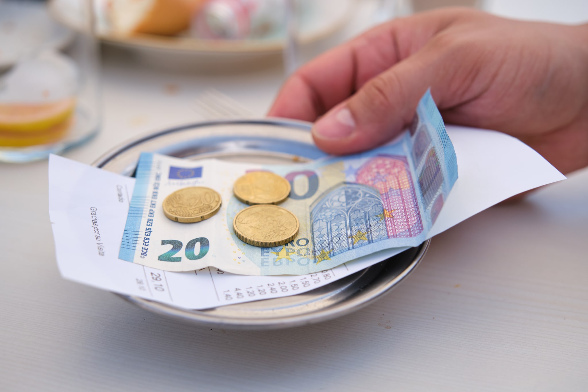 Als je contant betaalt, kunnen anderen makkelijker zien dat je een fooi geeft. Als je contant betaalt, kunnen anderen makkelijker zien dat je een fooi geeft. Foto: Getty Images/iStockphoto