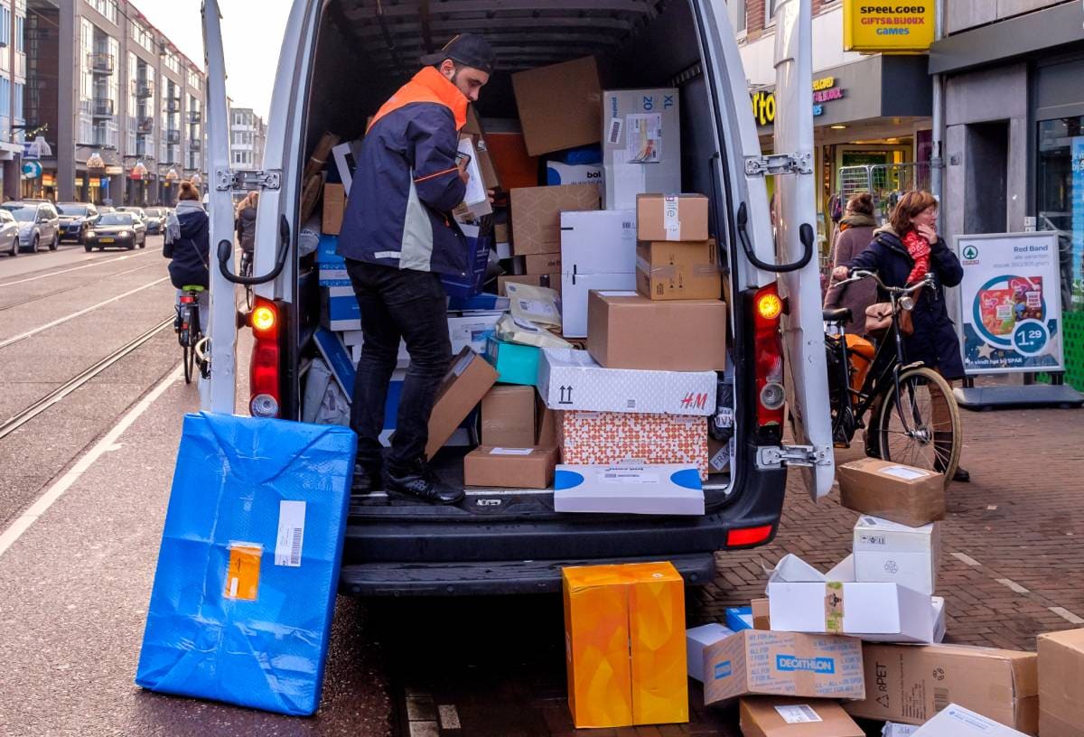 Nederland gaat voorlopig geen heffing invoeren voor pakketten van buiten de EU. Foto: Shutterstock Nederland gaat voorlopig geen heffing invoeren voor pakketten van buiten de EU. Foto: Shutterstock