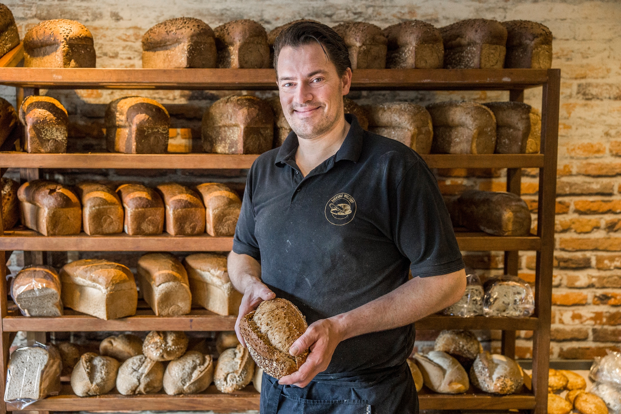 Jaco Wolfert buffelt ook gewoon mee op de werkvloer. Jaco Wolfert buffelt ook gewoon mee op de werkvloer. Foto: Arie Kievit